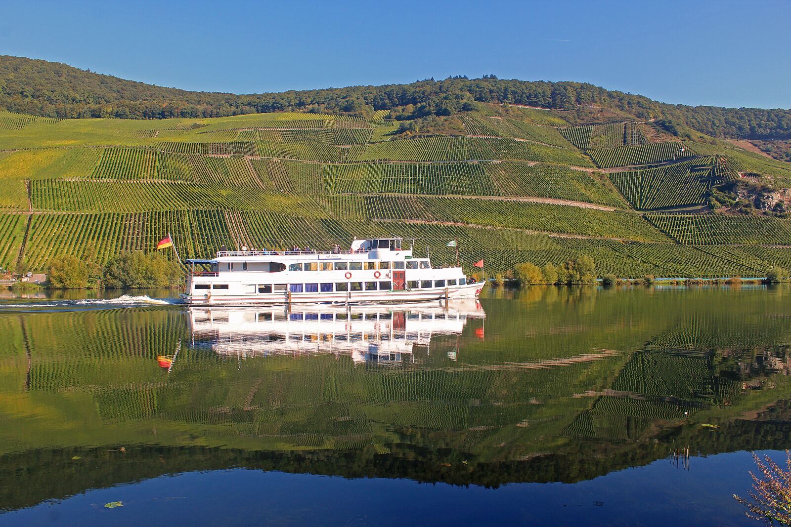 Canon EOS 1200D (EOS Rebel T5 / EOS Kiss X70 / EOS Hi) sample photo. Mosel, river, vineyard photography