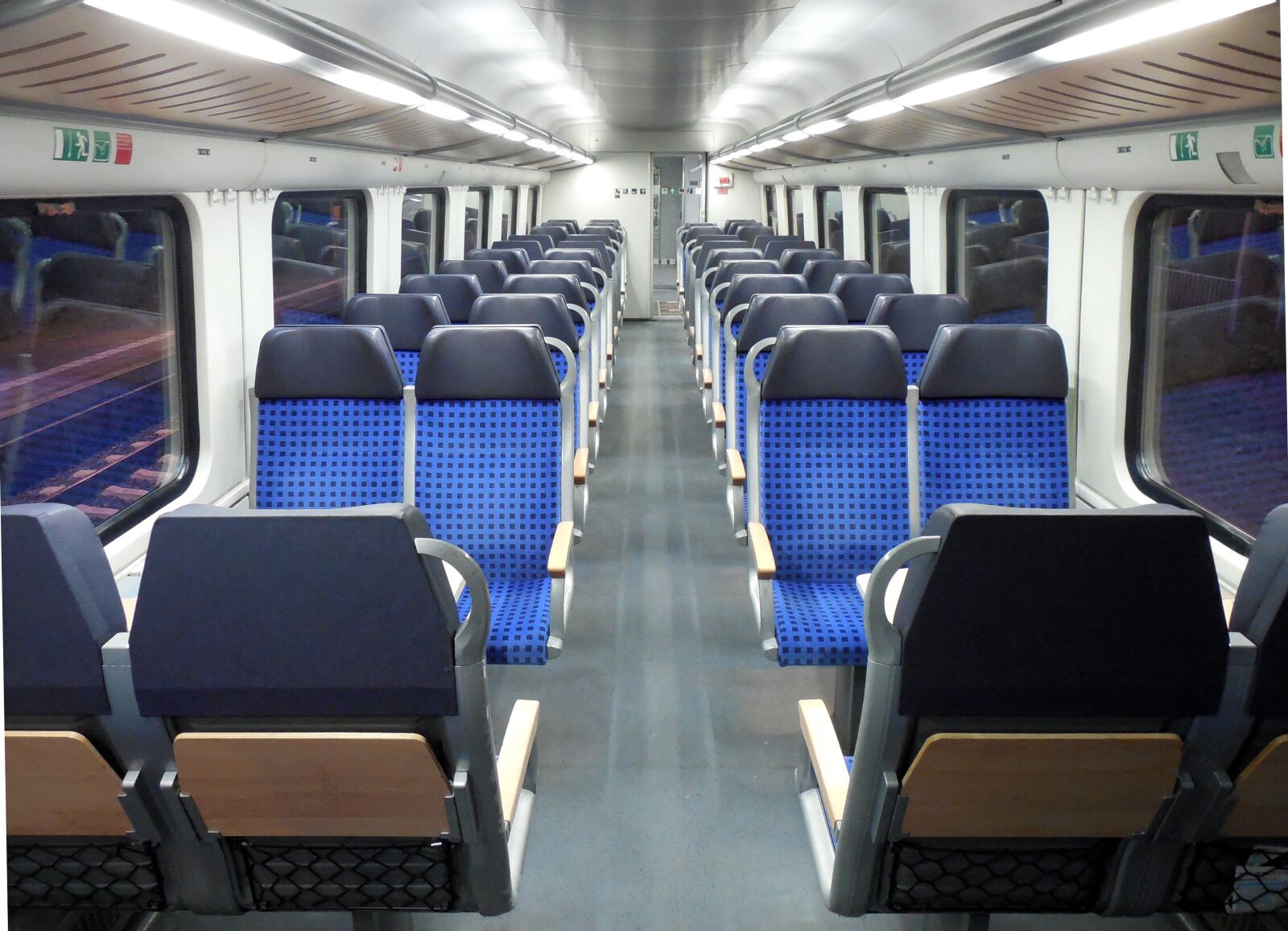 Nikon COOLPIX L620 sample photo. Train, compartment, empty photography