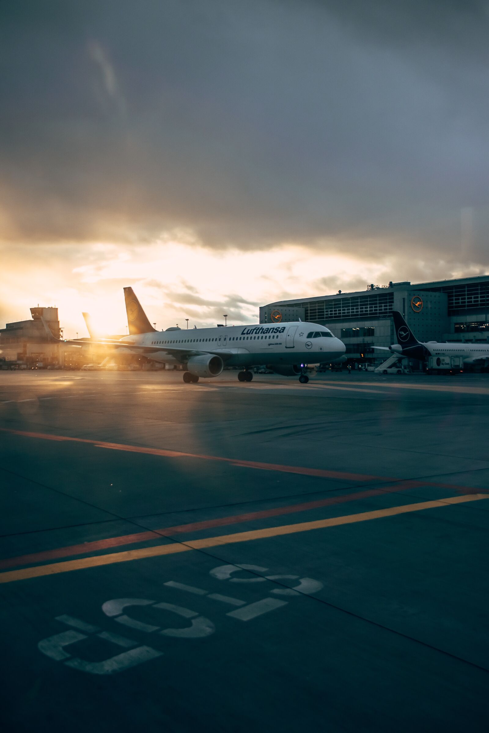 Canon EOS 77D (EOS 9000D / EOS 770D) sample photo. Airplane, airport, aircraft photography