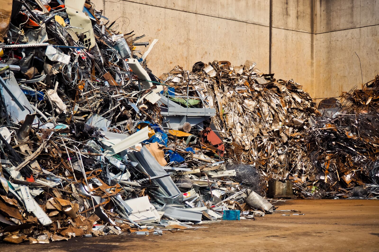Olympus OM-D E-M10 sample photo. Metal, recycling, waste photography