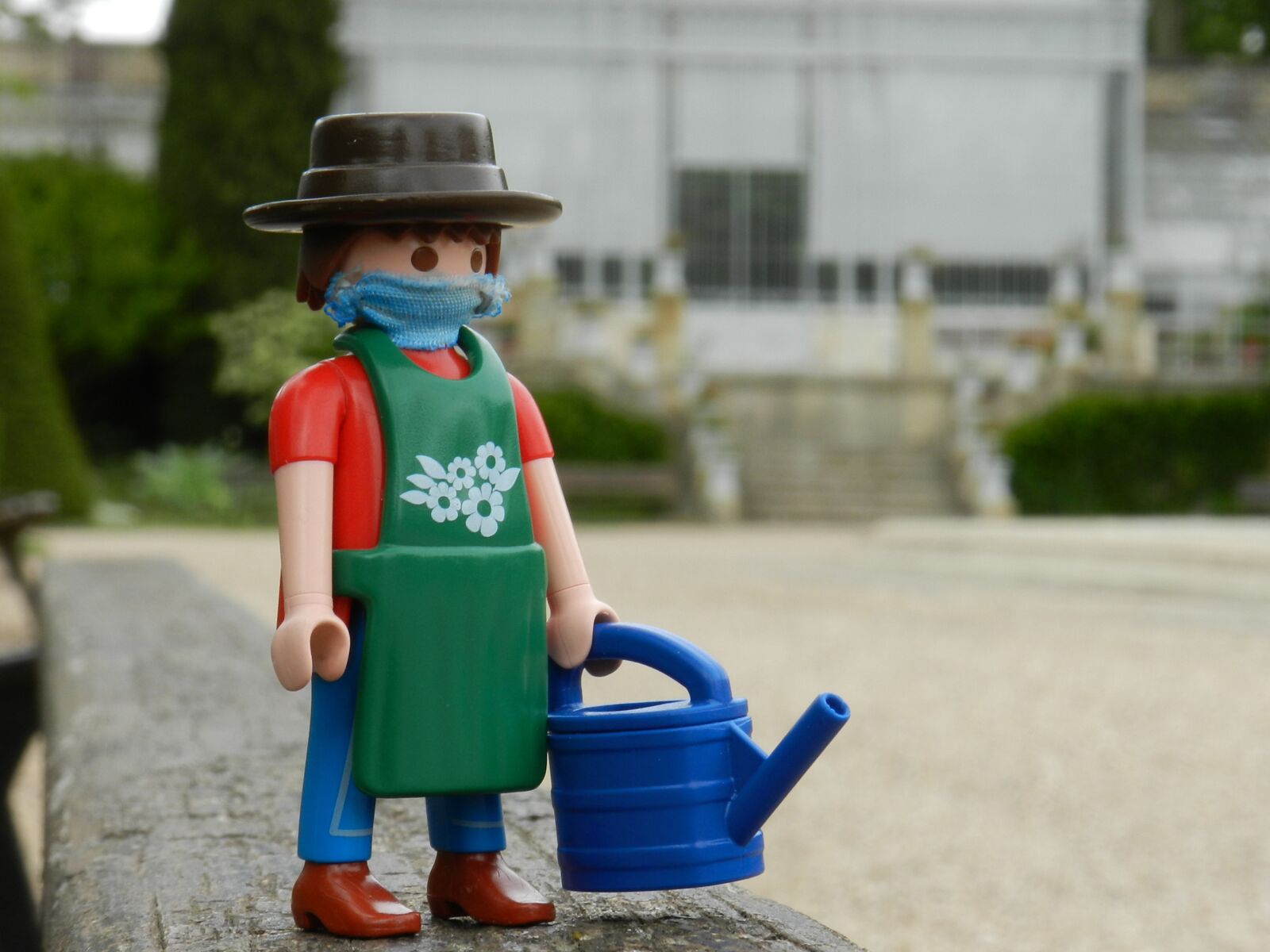 Nikon Coolpix P500 sample photo. Playmobil, gardener, garden photography