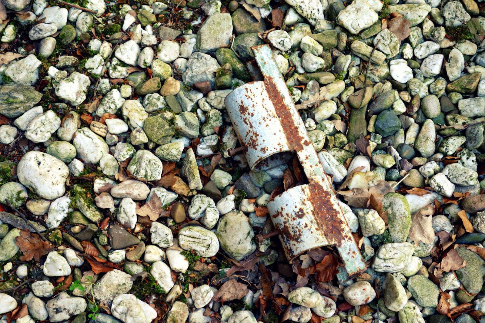 Sony Cyber-shot DSC-RX100 sample photo. Stones, metal, old photography