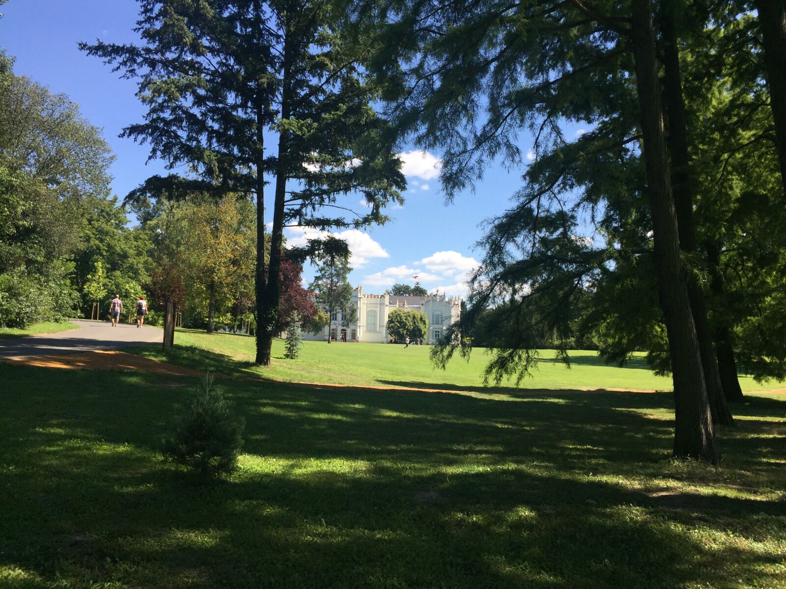 iPhone 6 back camera 4.15mm f/2.2 sample photo. Castle, excursion, green, palace photography