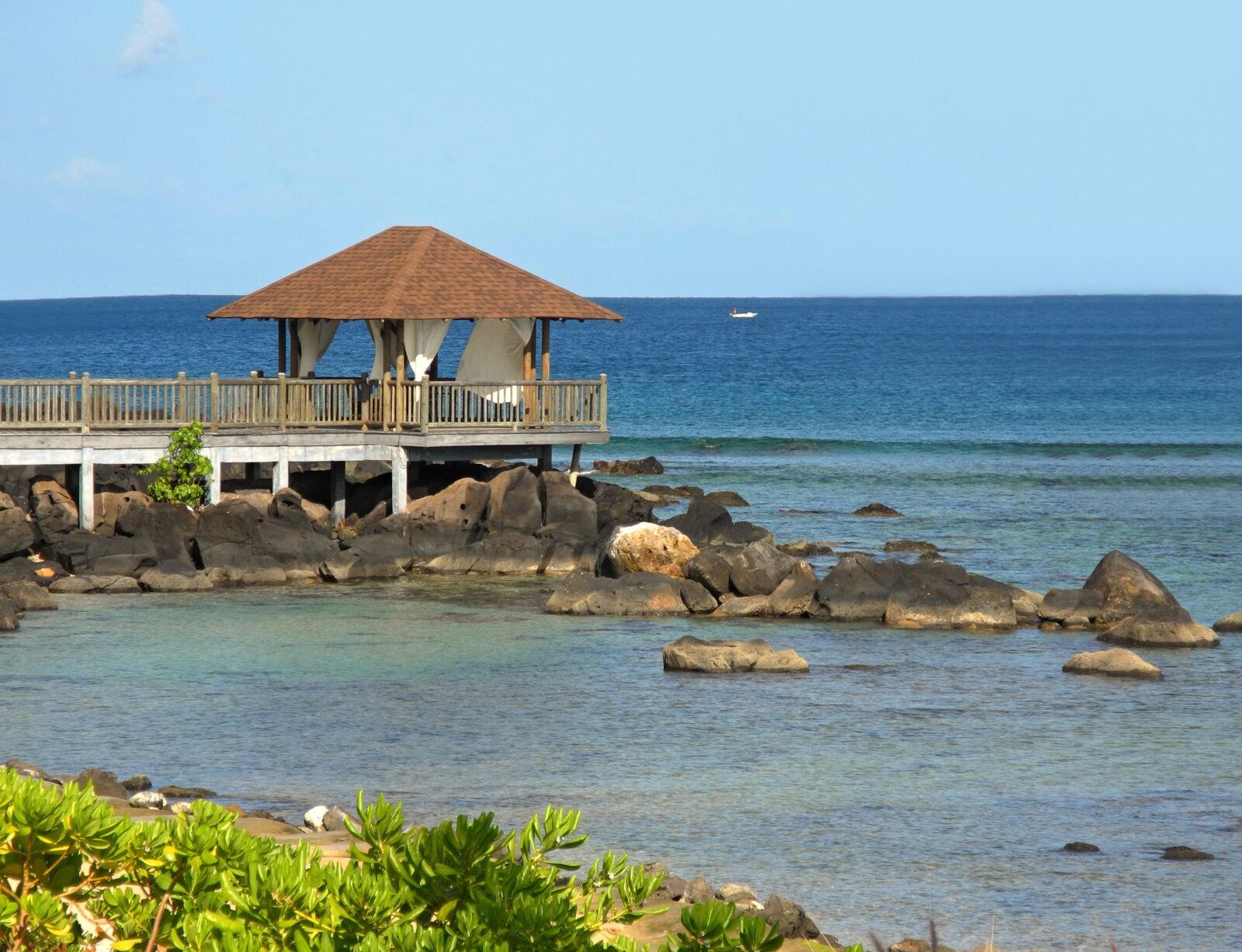 Nikon Coolpix P7100 sample photo. Mauritius, pier, ocean photography