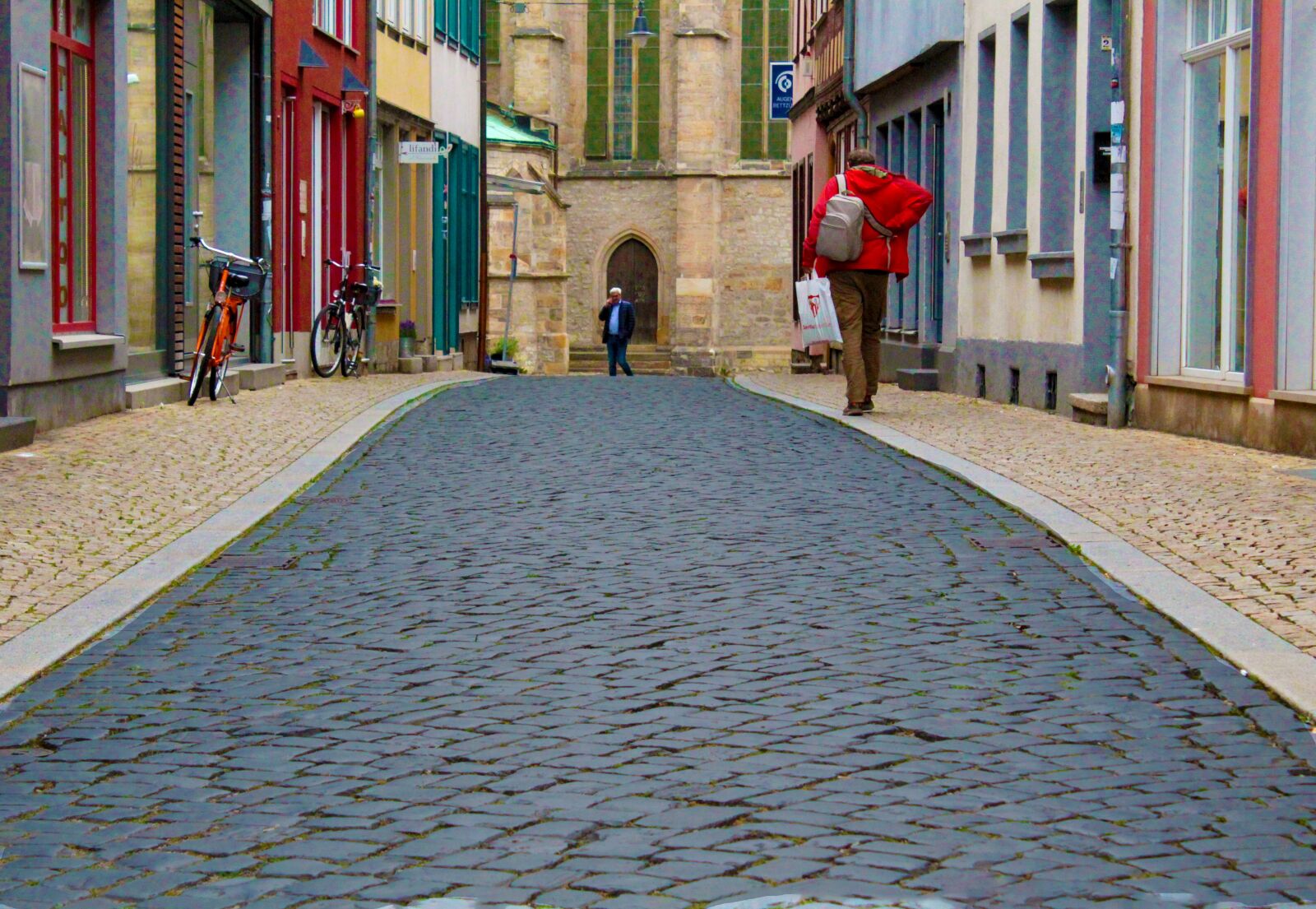 Canon EOS 1300D (EOS Rebel T6 / EOS Kiss X80) sample photo. Erfurt, historic center, alley photography