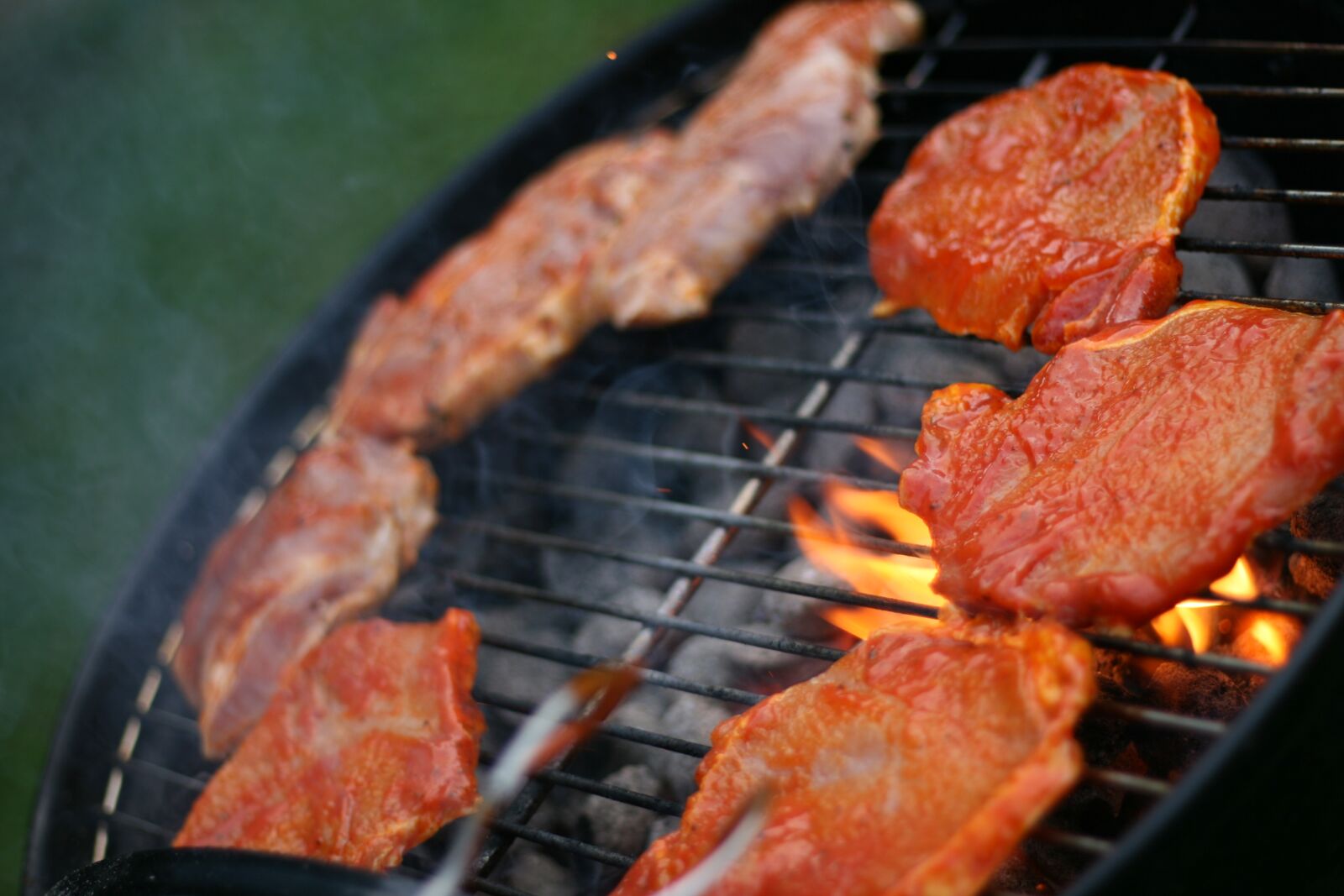 Canon EOS 400D (EOS Digital Rebel XTi / EOS Kiss Digital X) sample photo. Steak, grill, meat photography