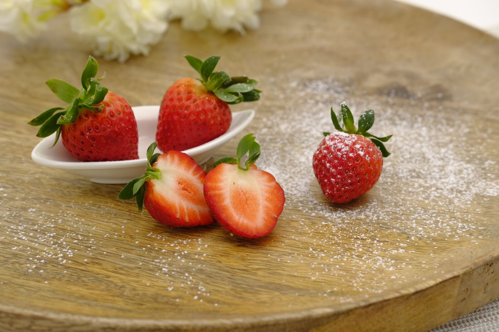 Fujifilm X-T2 + Fujifilm XF 35mm F2 R WR sample photo. Strawberries, berries, sliced photography