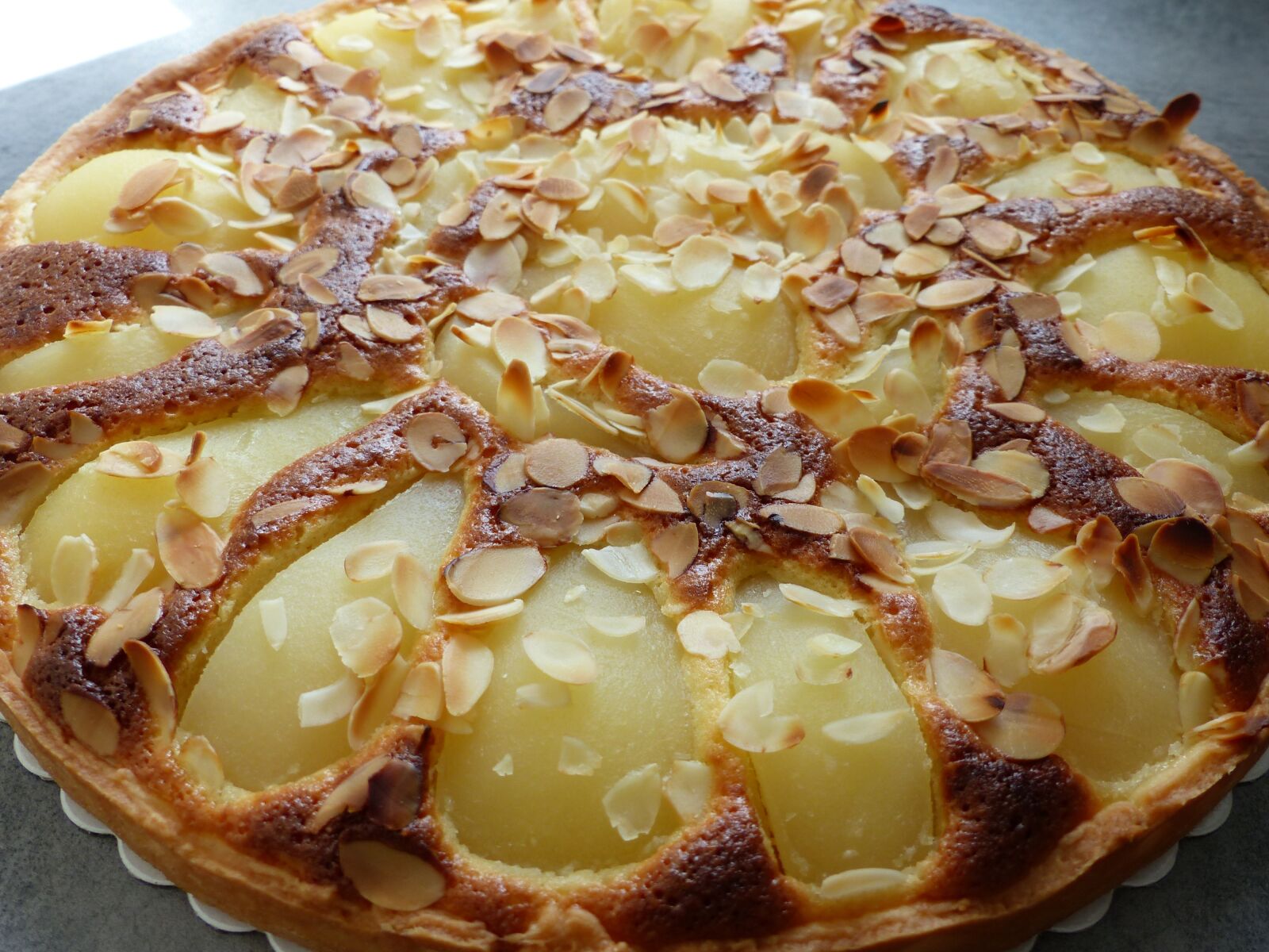 Panasonic Lumix DMC-FZ200 sample photo. Pies with almonds, tarts photography