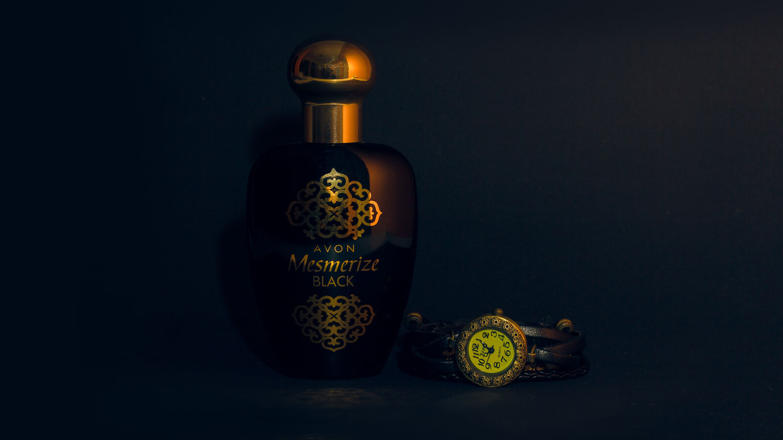 Canon EOS 550D (EOS Rebel T2i / EOS Kiss X4) + Canon EF 50mm F1.8 II sample photo. Gold, low, light, perfume photography