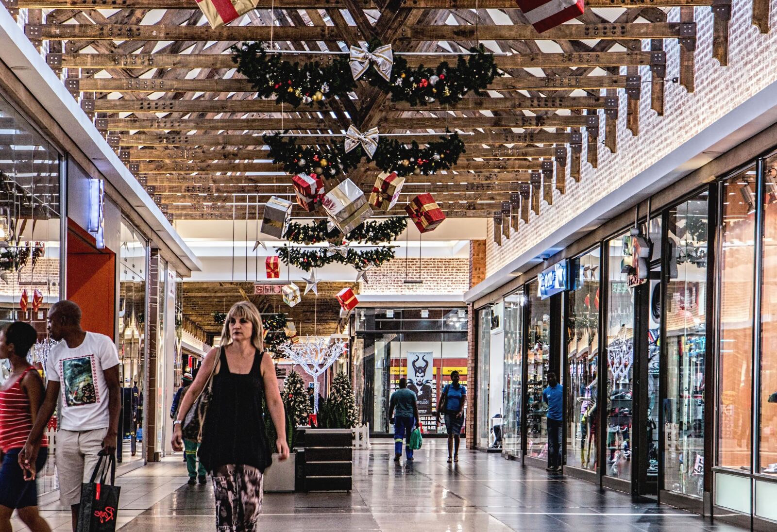 Canon EOS 70D sample photo. Shopping center, people, gift photography