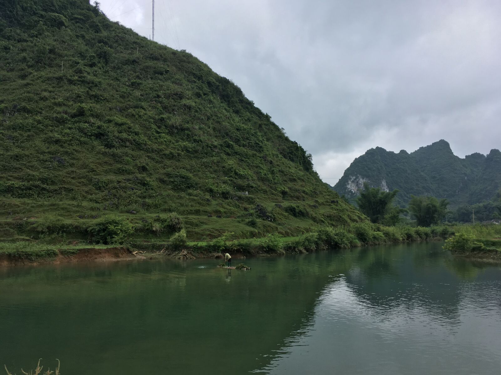 iPhone SE back camera 4.15mm f/2.2 sample photo. Mountains and rivers, the photography