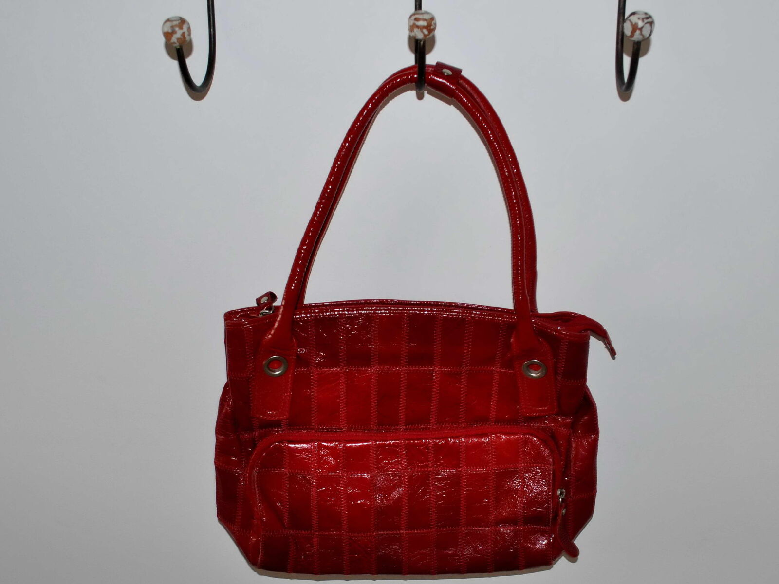 Nikon D5000 sample photo. Woman, red, handbag, hanging photography