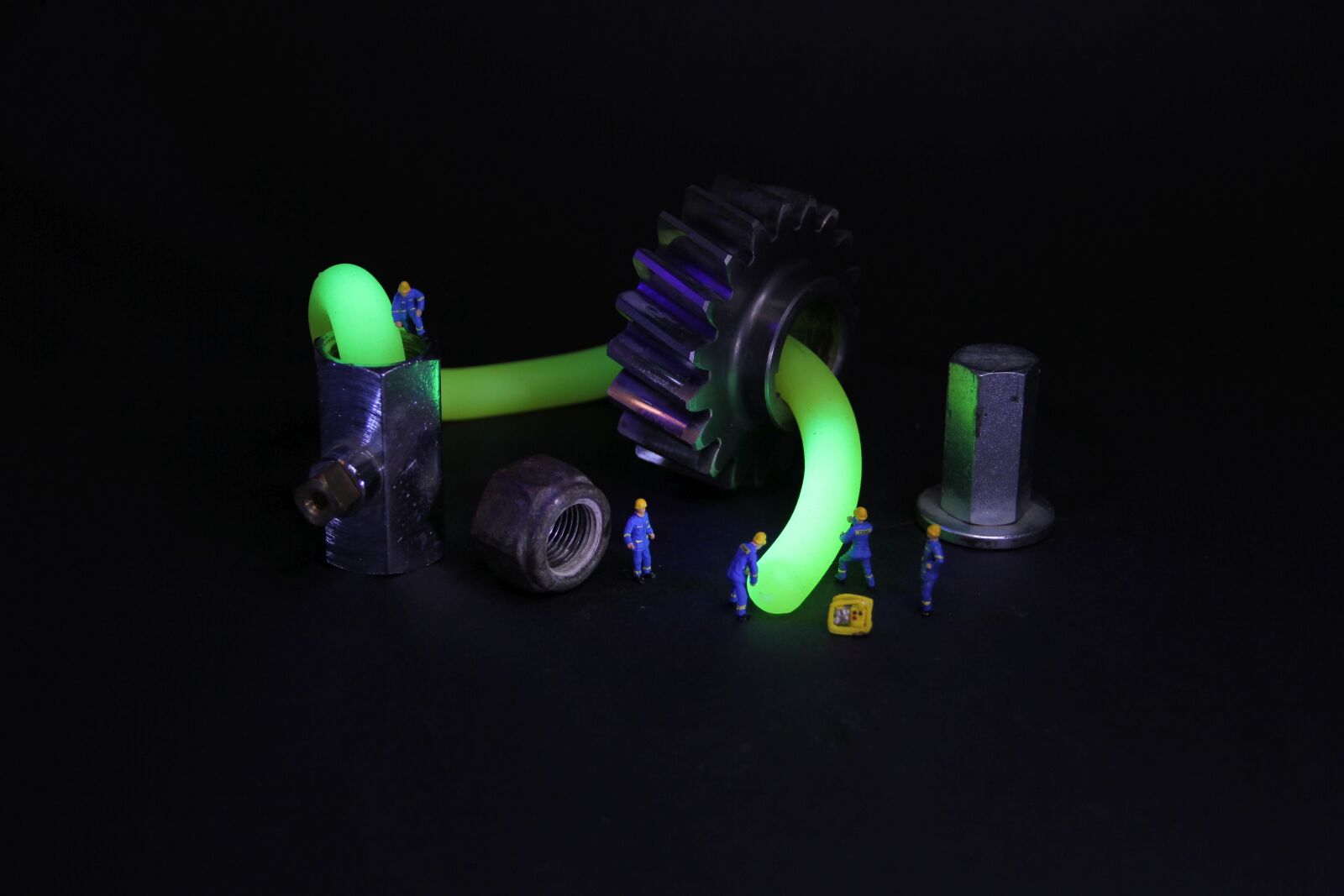 Canon EOS 550D (EOS Rebel T2i / EOS Kiss X4) sample photo. Industry, fluorescence, miniature figures photography