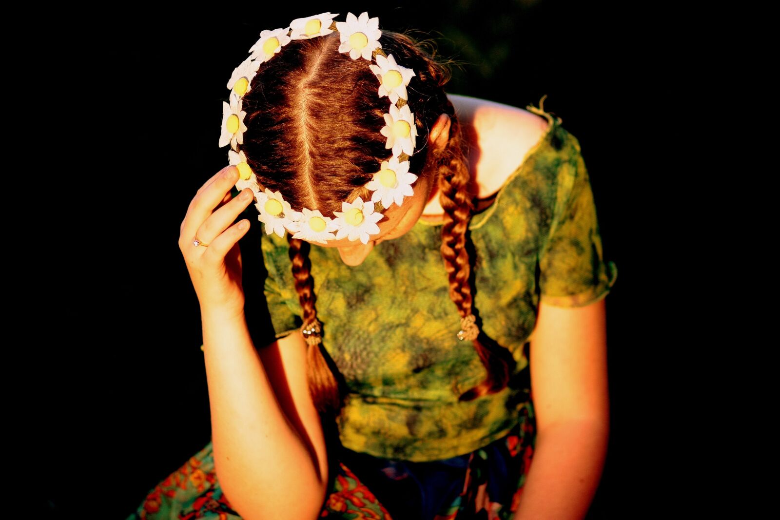 Canon EOS 450D (EOS Rebel XSi / EOS Kiss X2) sample photo. Girl, wreath, thoughts photography