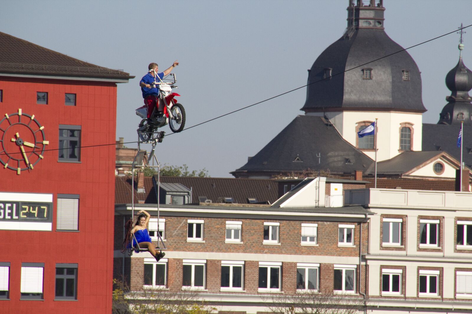 Canon EOS 550D (EOS Rebel T2i / EOS Kiss X4) sample photo. High-wire artist, motorcycle, rope photography