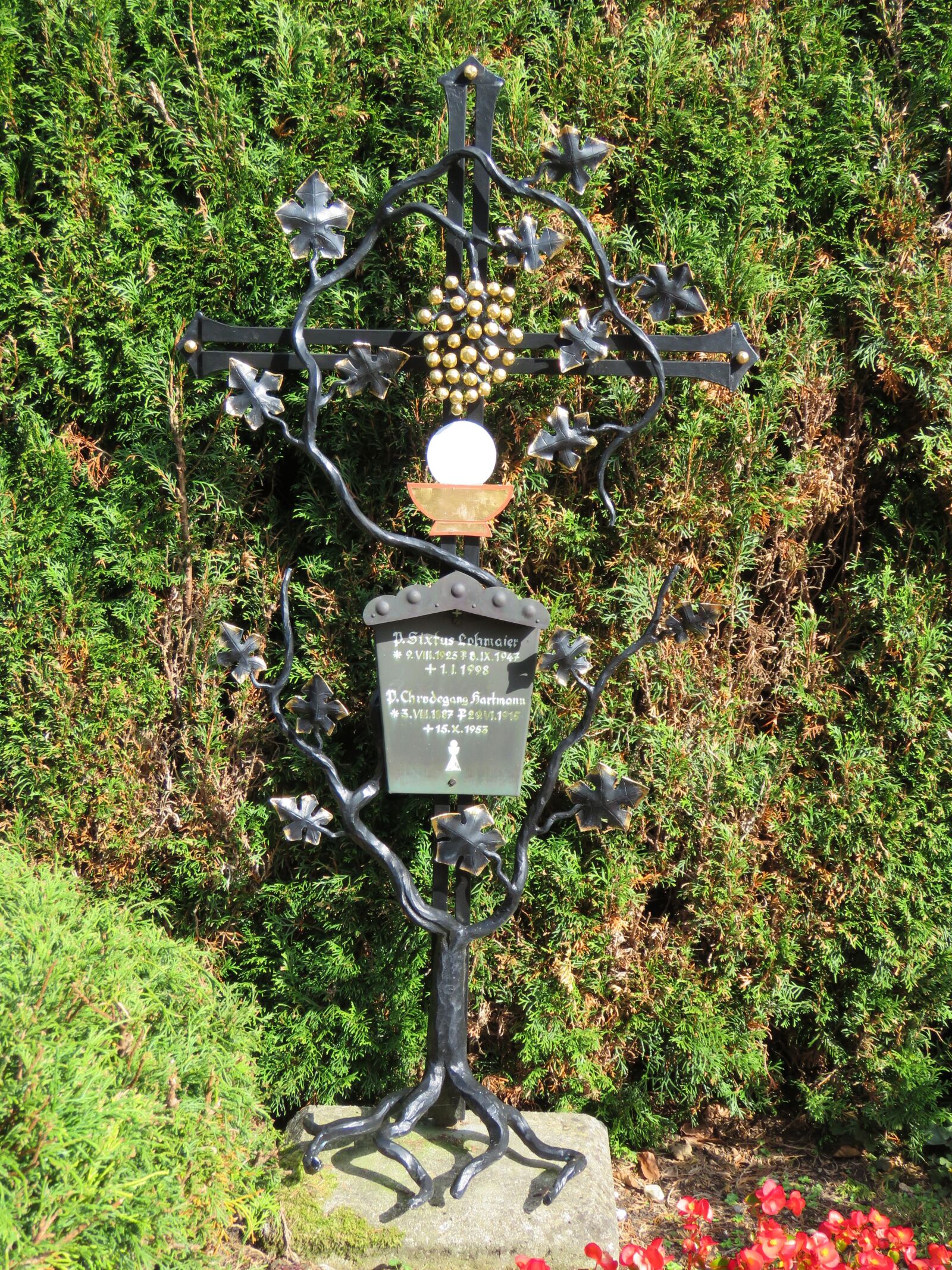 Canon PowerShot SX60 HS sample photo. Grave, grave marker, religious photography