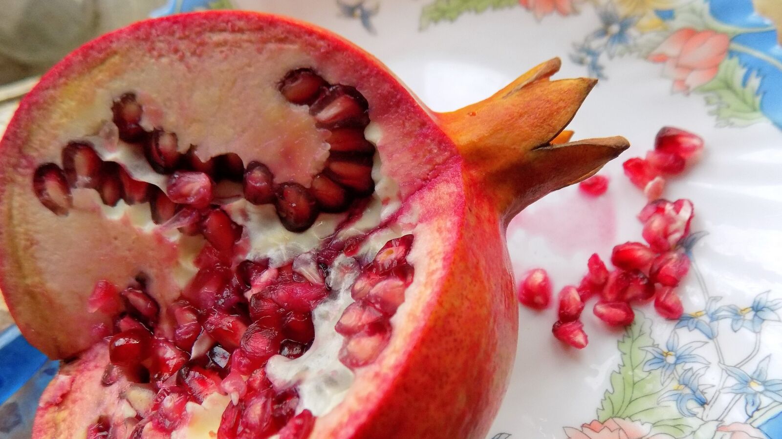 Nikon COOLPIX L330 sample photo. Pomegranate, fruit, food photography