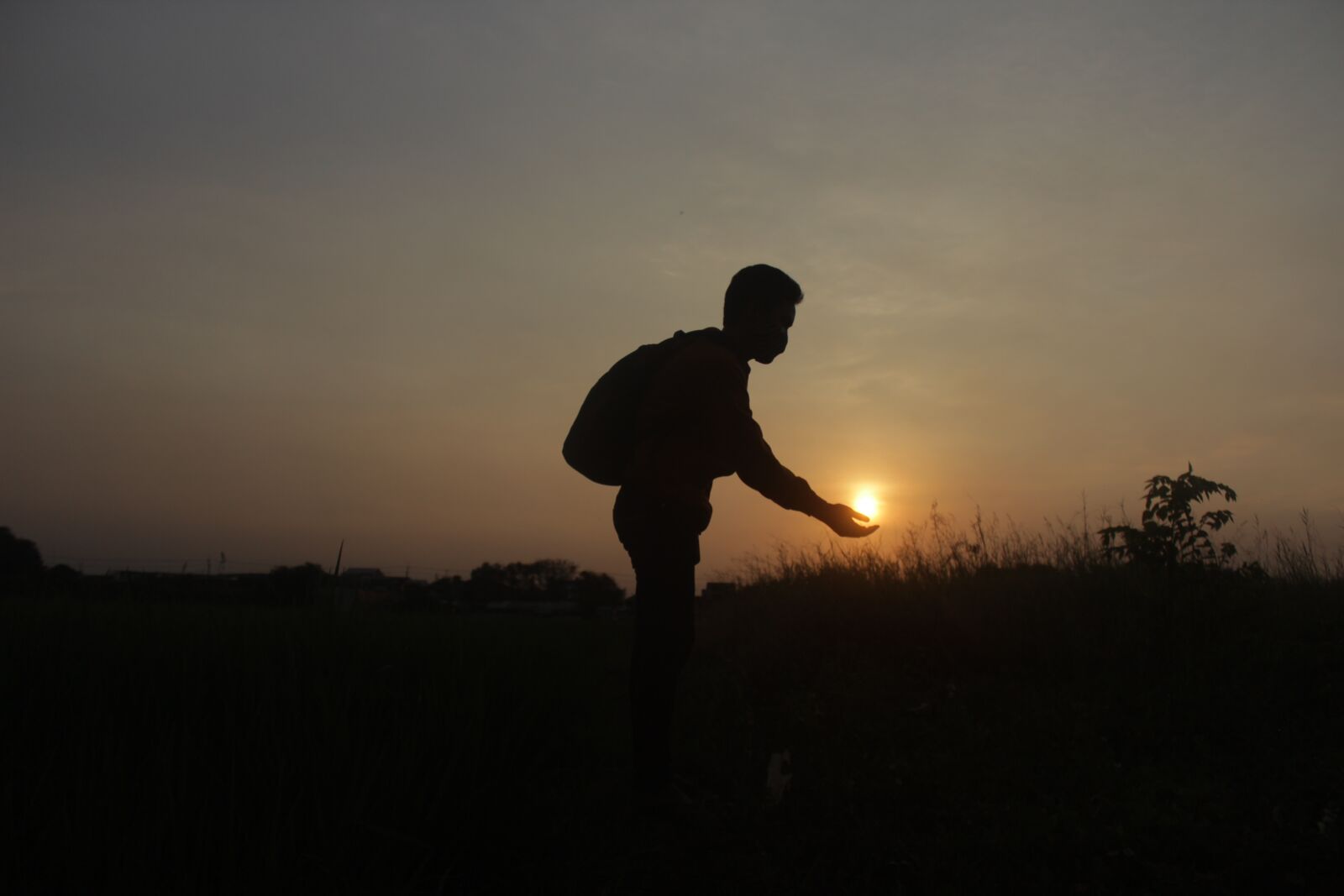 Canon EOS 600D (Rebel EOS T3i / EOS Kiss X5) sample photo. Sunrise, someone, mobile photography
