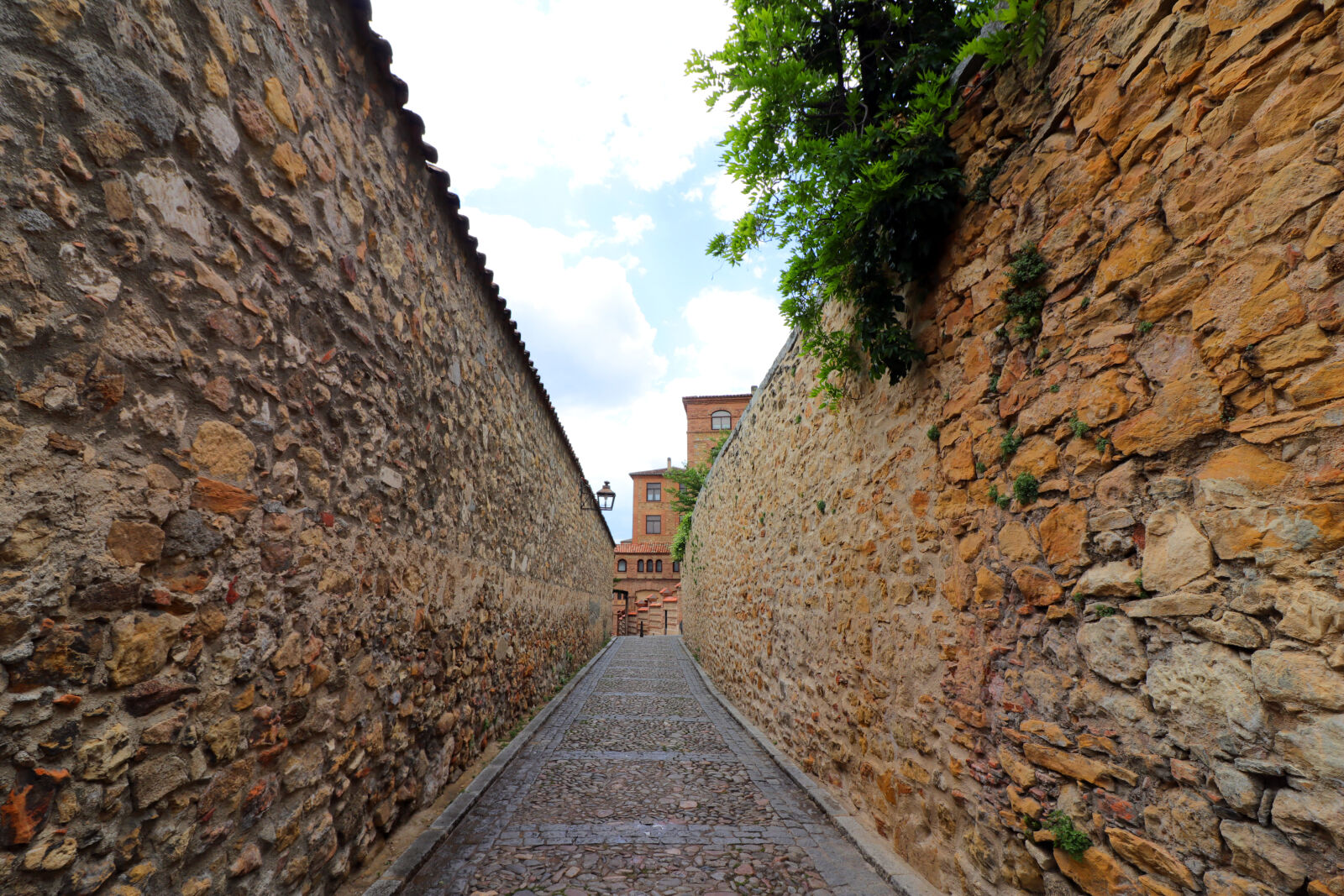 Canon EF-S 10-18mm F4.5–5.6 IS STM sample photo. Brick, wall, old, town photography