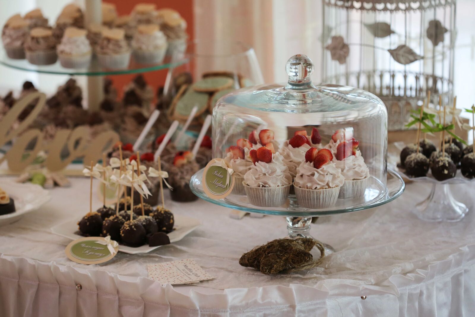 Canon EF 100mm F2.8 Macro USM sample photo. Cakes, delicious, dessert, lunchroom photography