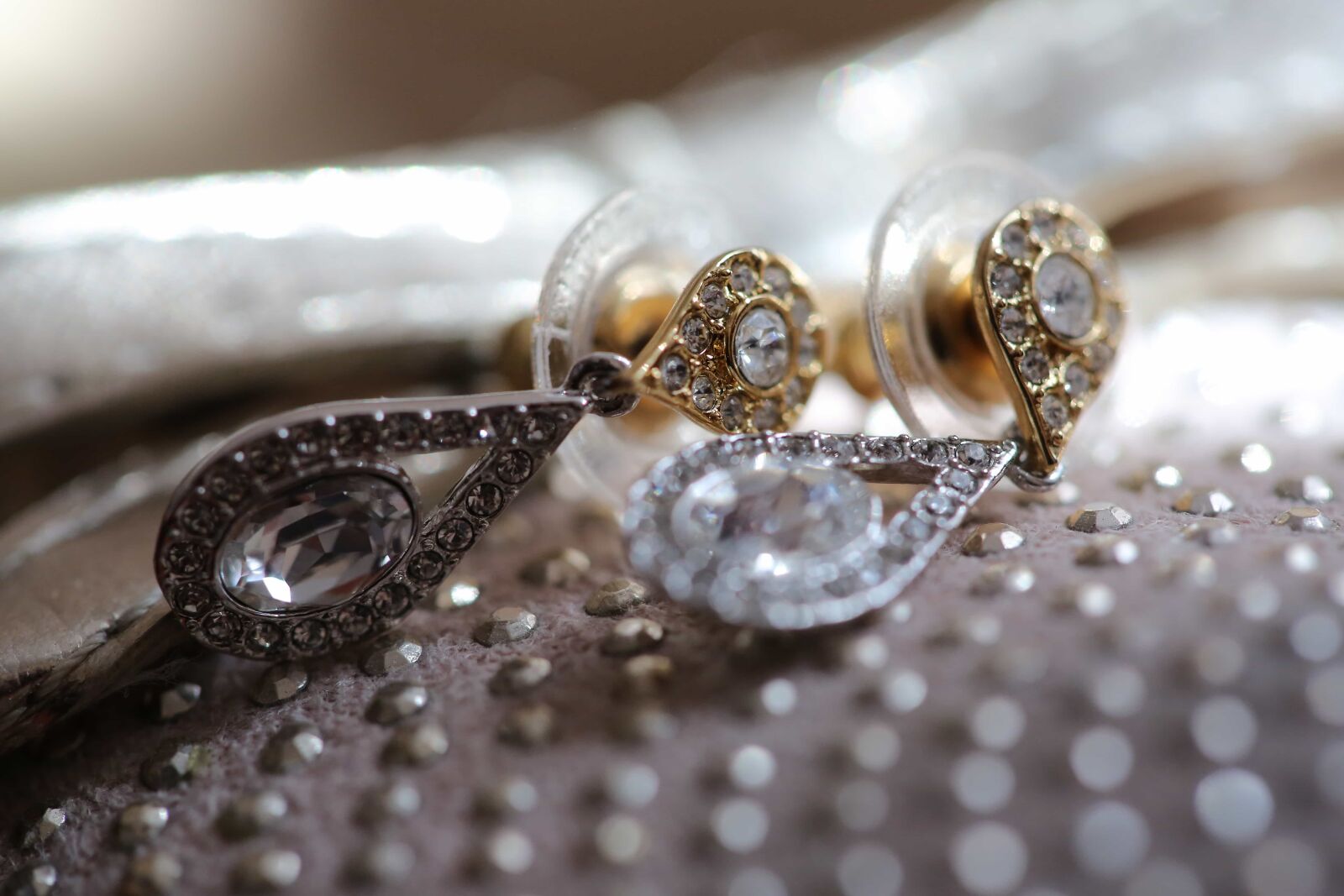 Canon EF 100mm F2.8 Macro USM sample photo. Accessory, diamond, expensive, gold photography