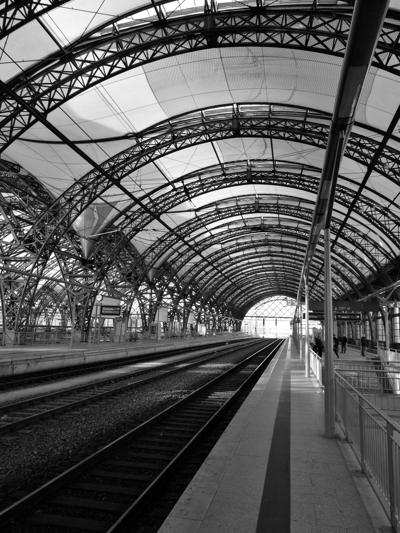HUAWEI P9 sample photo. Dresden, central station, railway photography