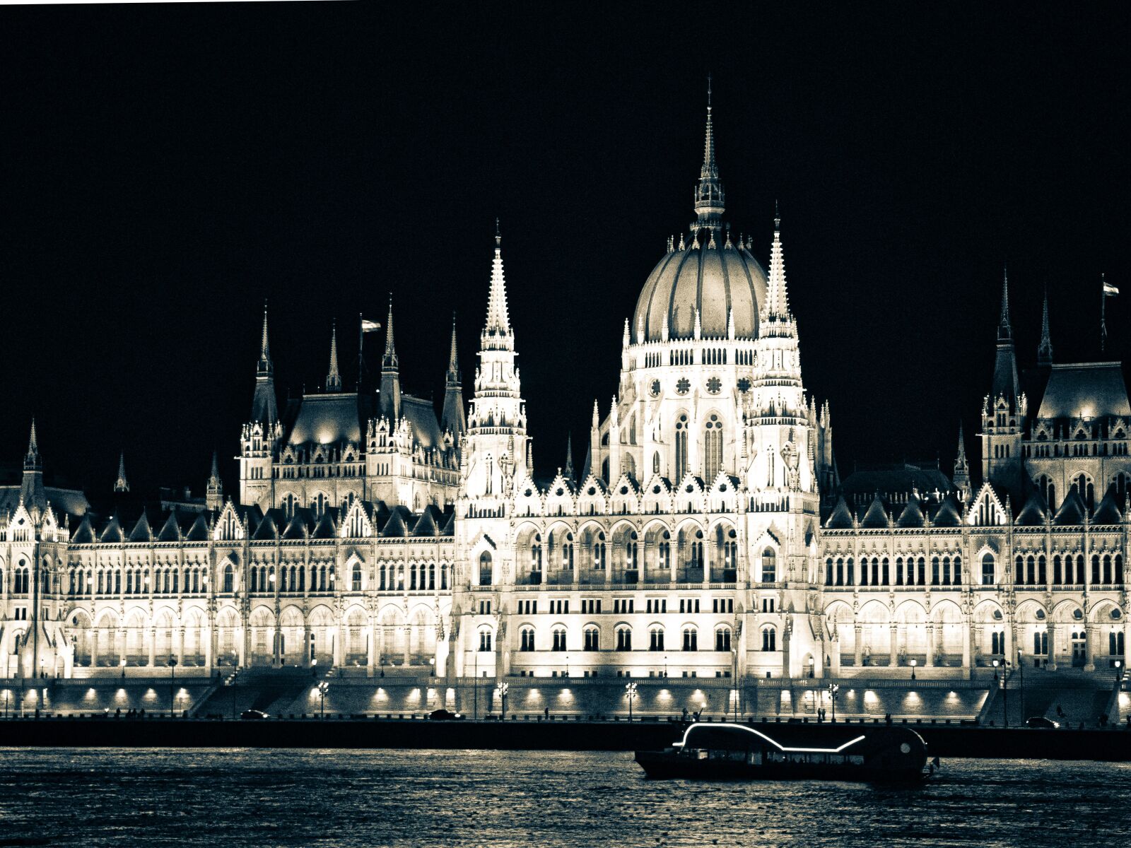 Canon EF-S 18-135mm F3.5-5.6 IS USM sample photo. Budapest, the parliament, hungary photography