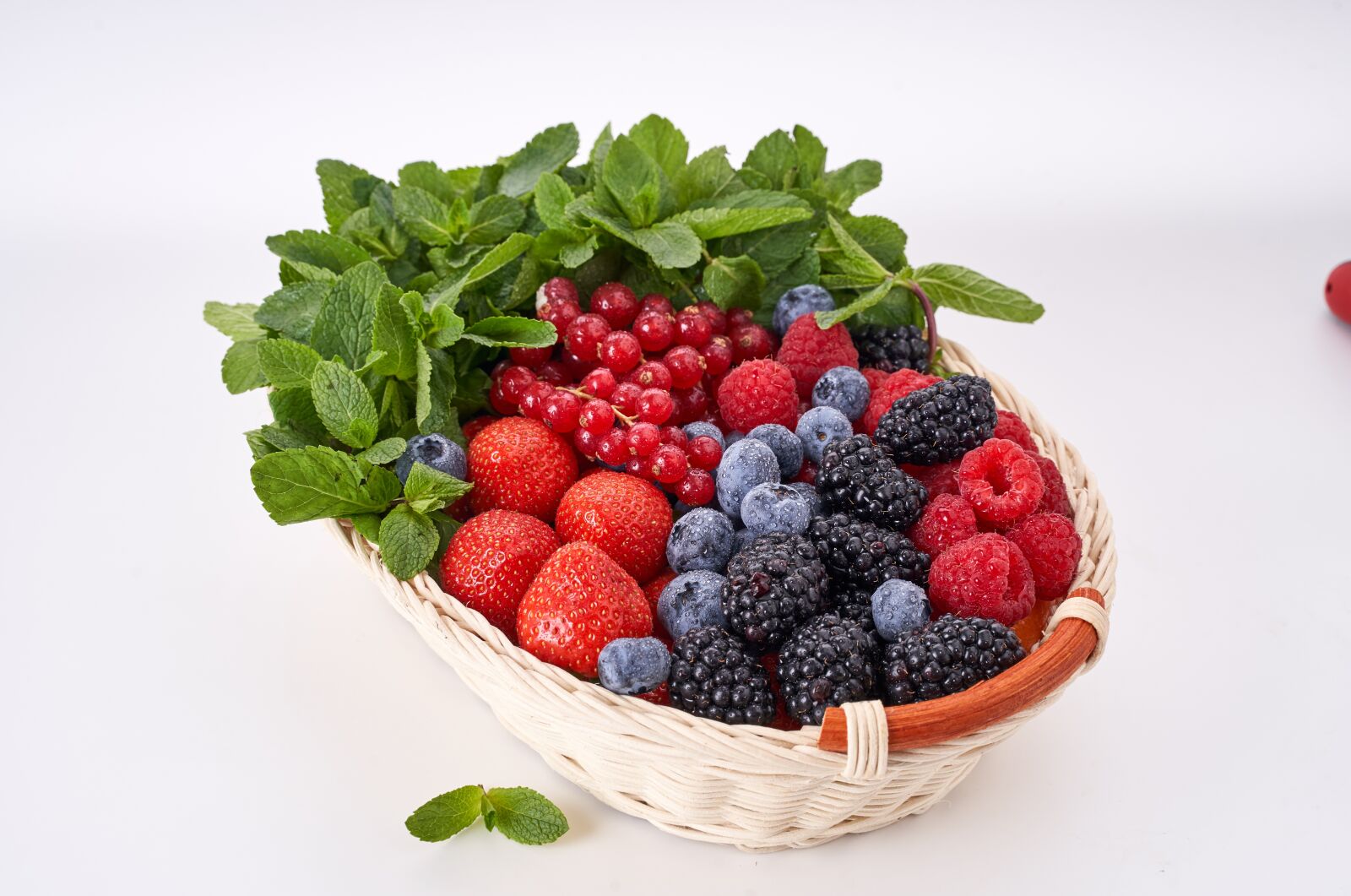 Sony a7 III + Tamron 28-75mm F2.8 Di III RXD sample photo. Berries, berry, fruit photography