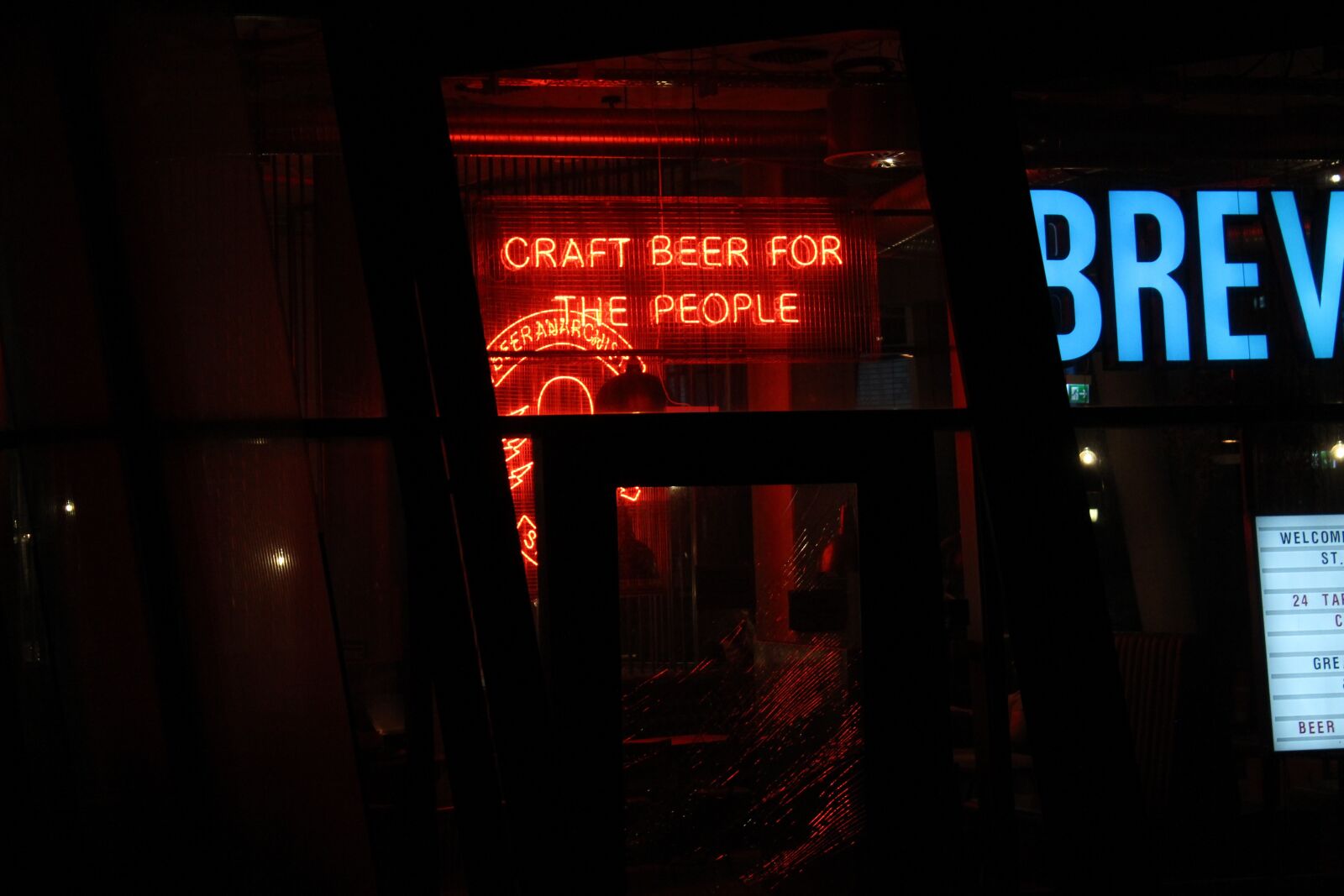 Canon EOS 600D (Rebel EOS T3i / EOS Kiss X5) sample photo. Sankt pauli, beer, night photography