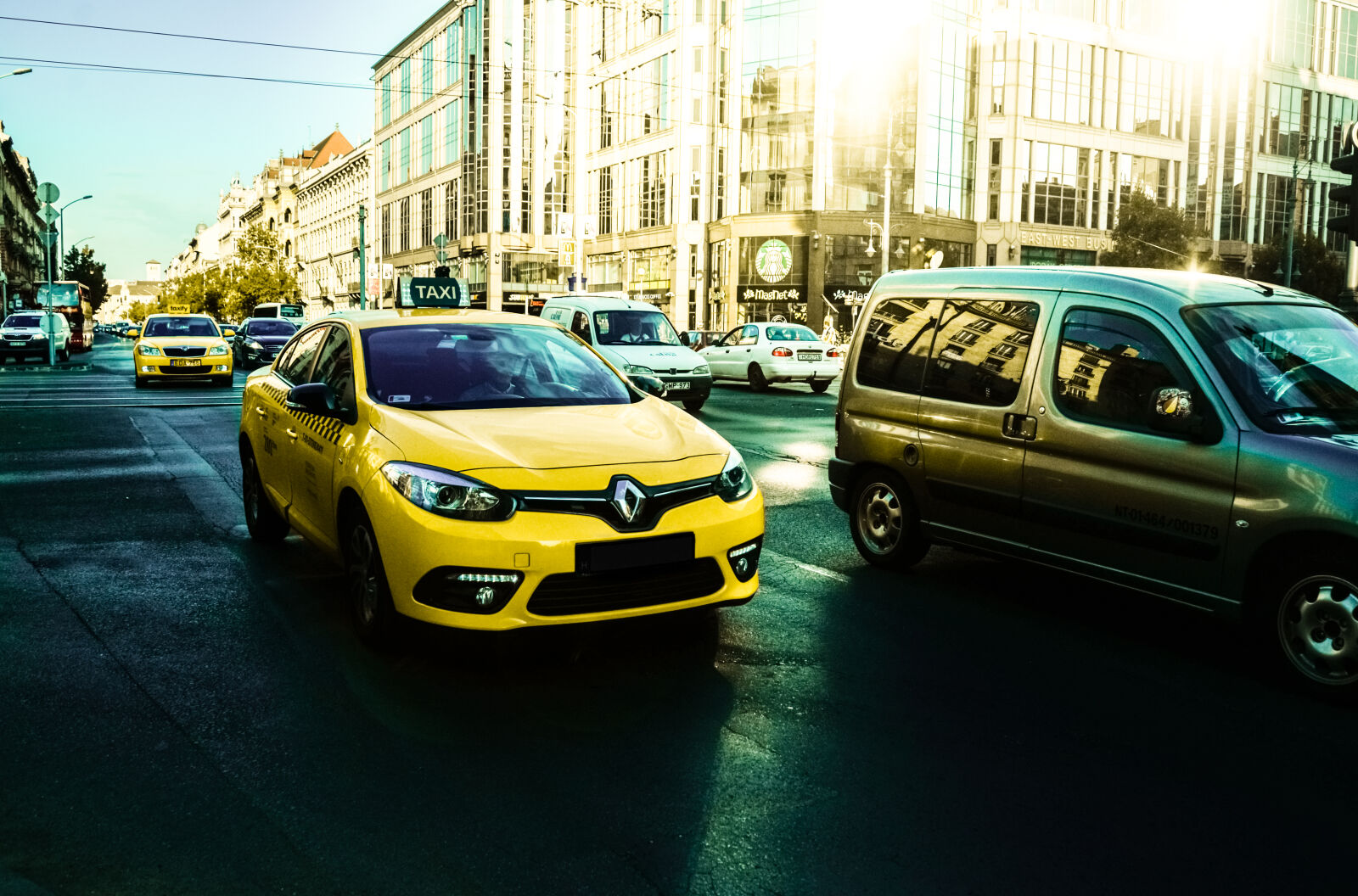 Nikon D610 sample photo. Budapest, busy, cab, car photography