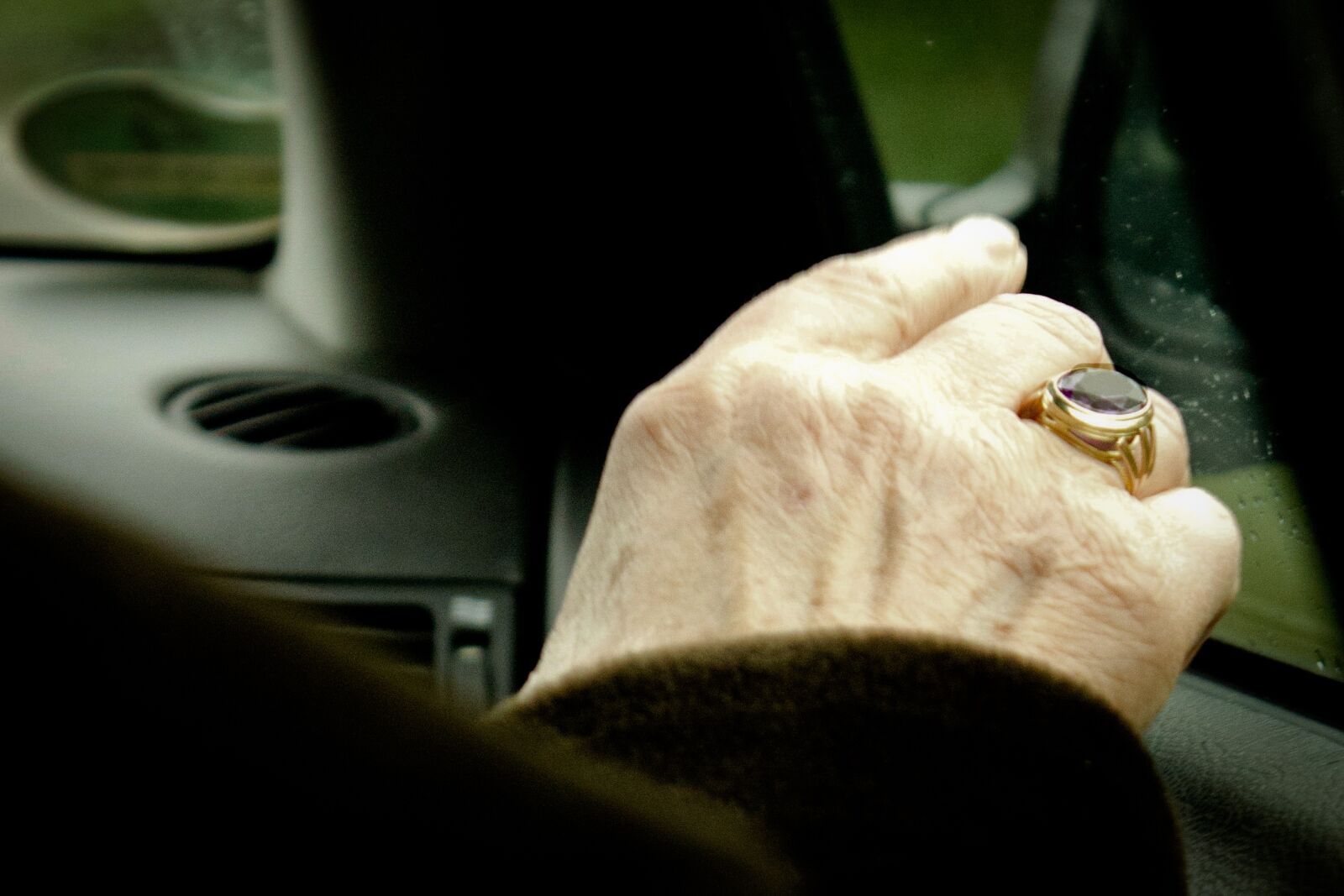 Canon EOS 550D (EOS Rebel T2i / EOS Kiss X4) sample photo. Hand, old, ring photography