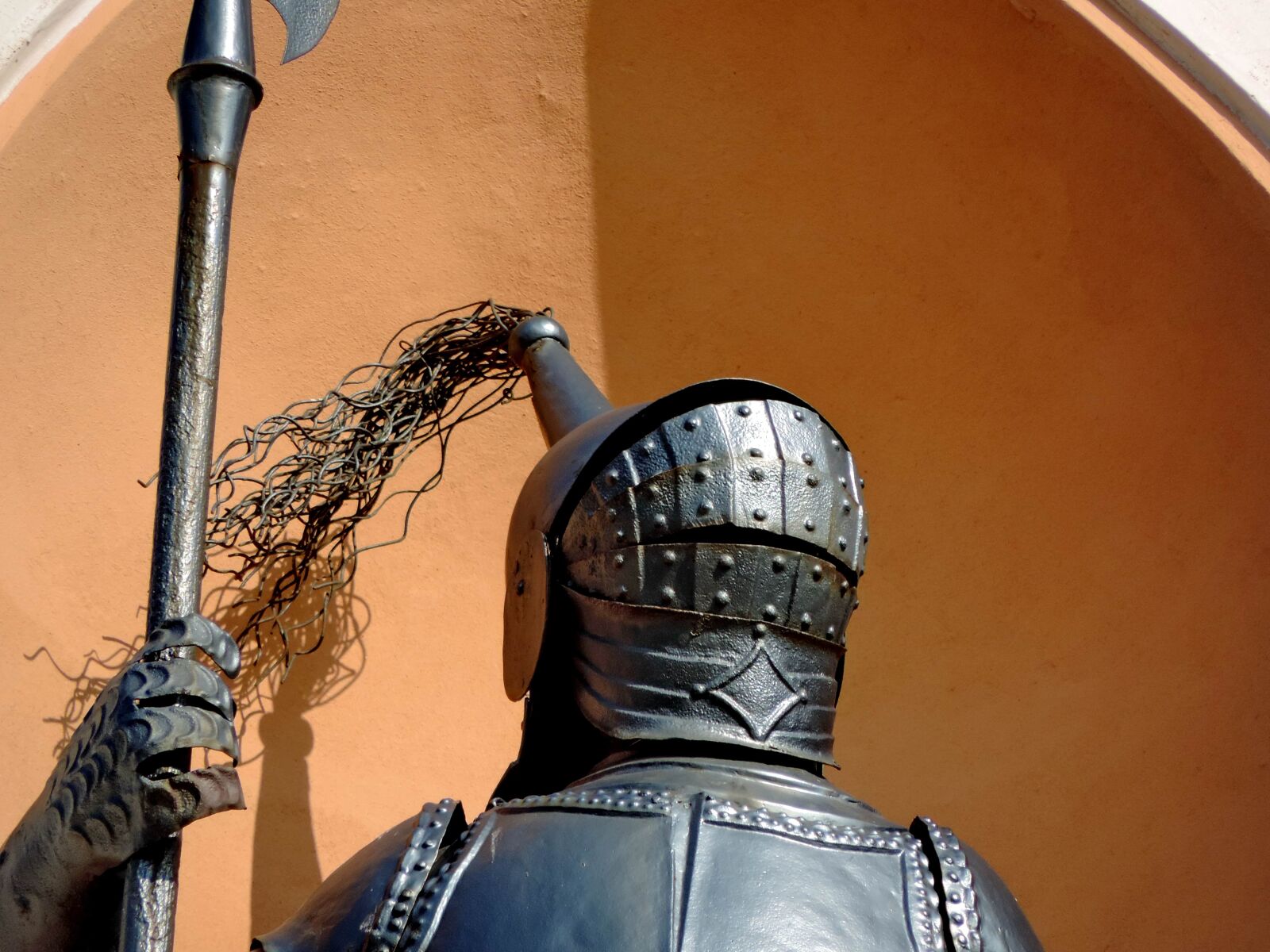 Nikon Coolpix P520 sample photo. Cast iron, helmet, knight photography