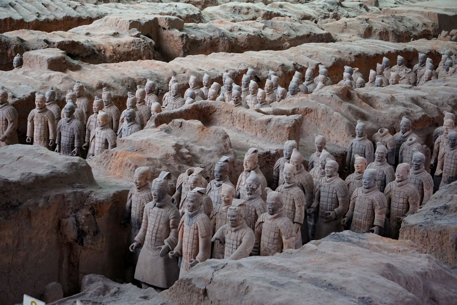 Гробница императора. Терракотовая армия (Terracotta Army). Сиань музей терракотовых воинов. Династия Цинь терракотовая армия. Гробница первого императора династии Цинь.