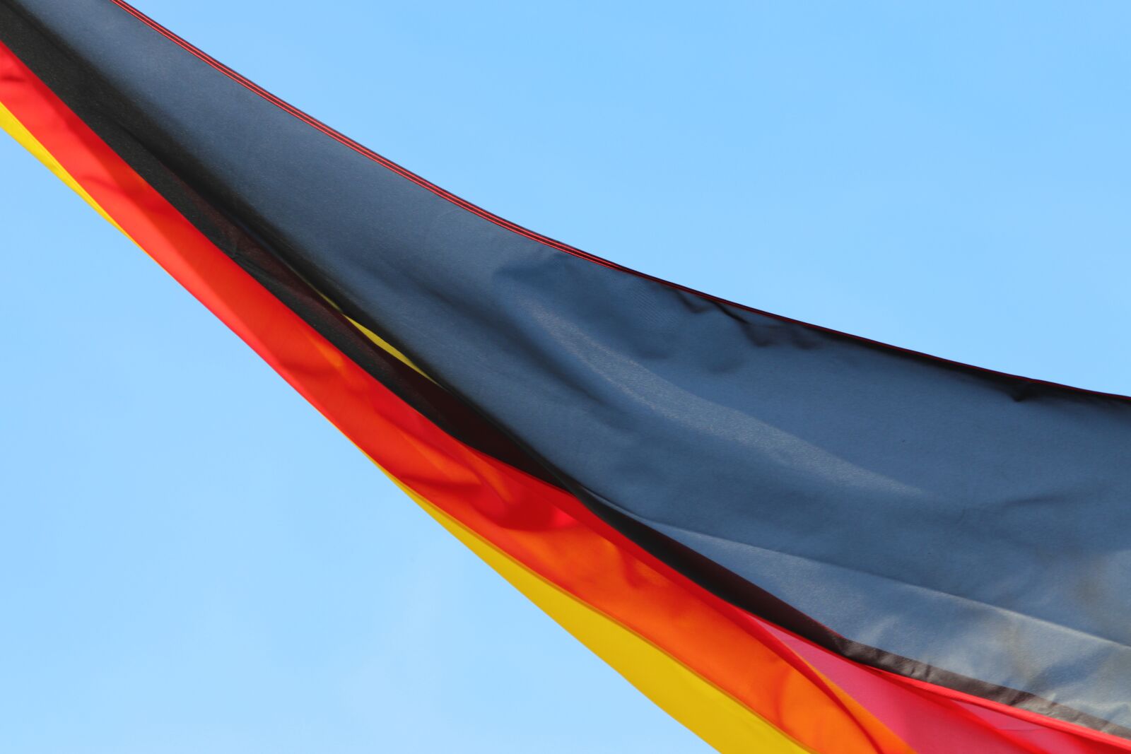 Canon EOS 200D (EOS Rebel SL2 / EOS Kiss X9) sample photo. German national flag, mild photography