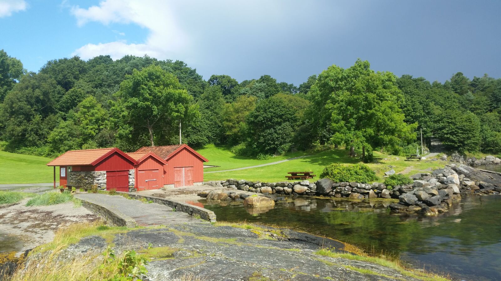 Samsung Galaxy S5 sample photo. Norway, woodhouse, colourful houses photography