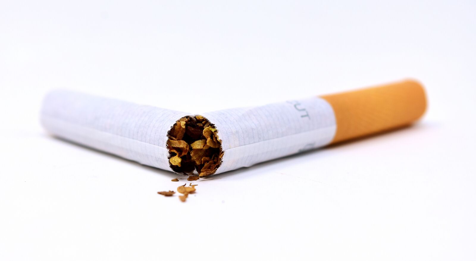 Nikon D7200 sample photo. Cigarette, broken, unhealthy photography
