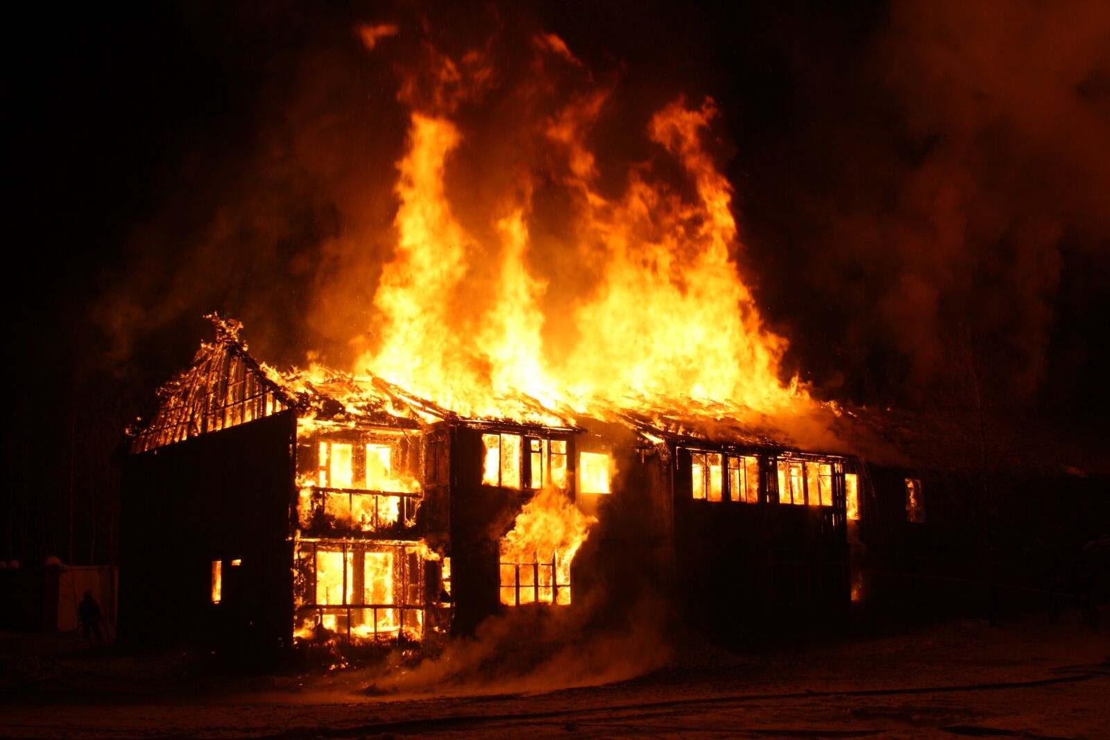 Canon EOS 1000D (EOS Digital Rebel XS / EOS Kiss F) sample photo. Fire, burning house, flame photography