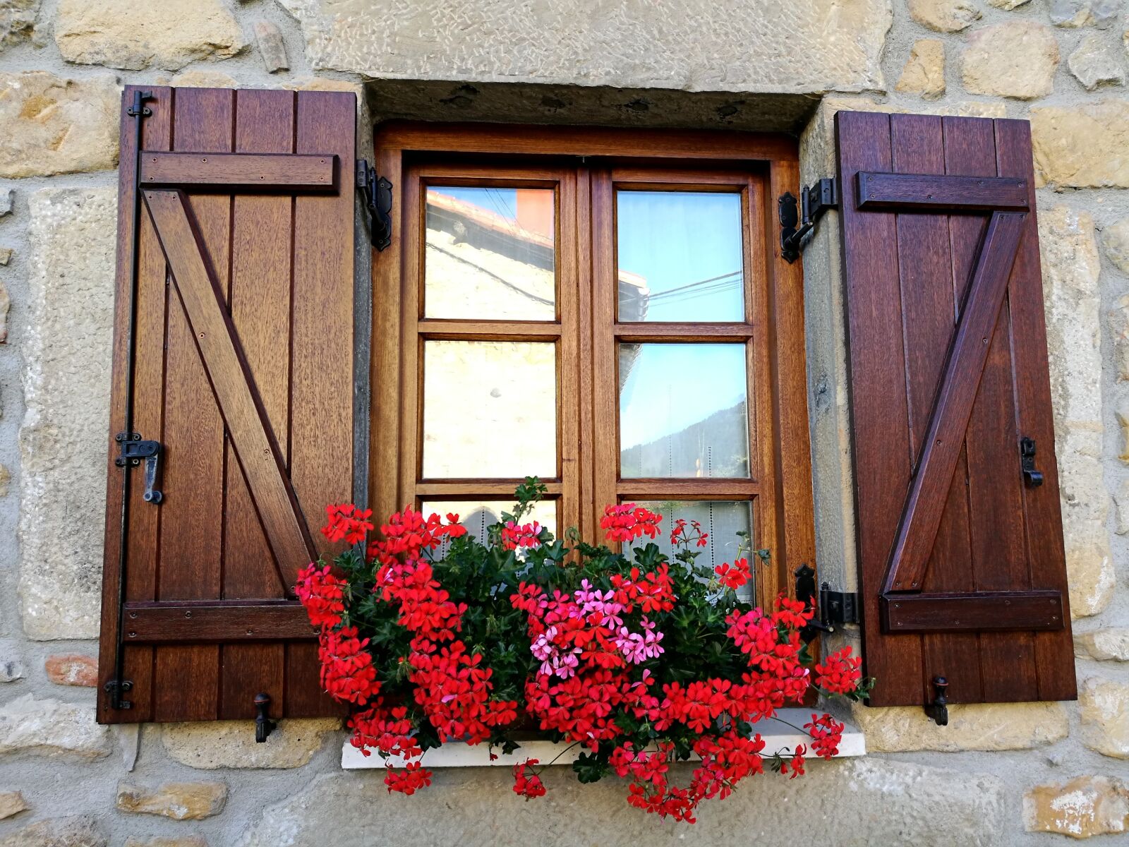 HUAWEI P9 sample photo. Window, flowers, facade photography