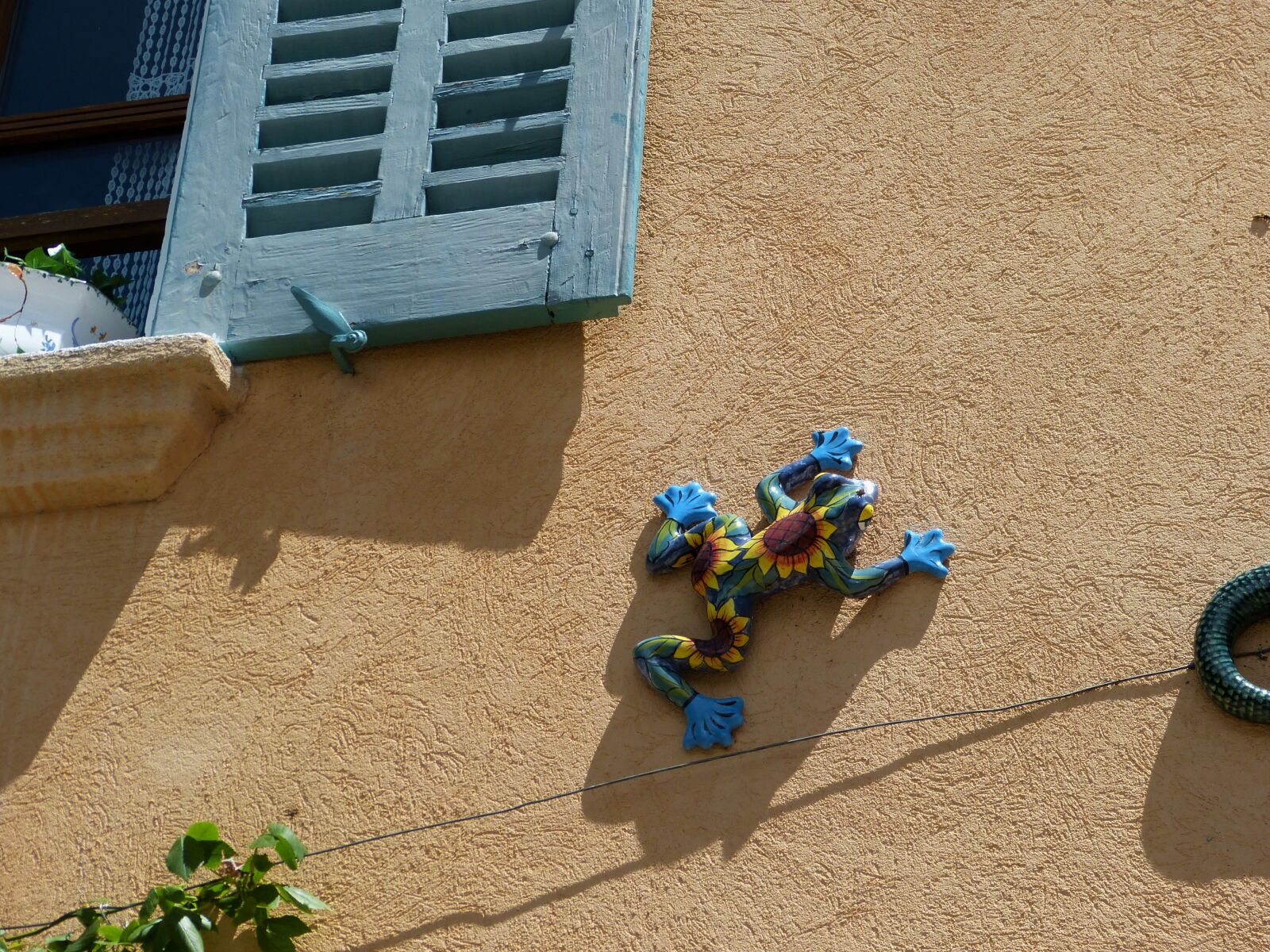 Panasonic Lumix DMC-FZ150 sample photo. Frog, sculpture, sunflowers, wall photography