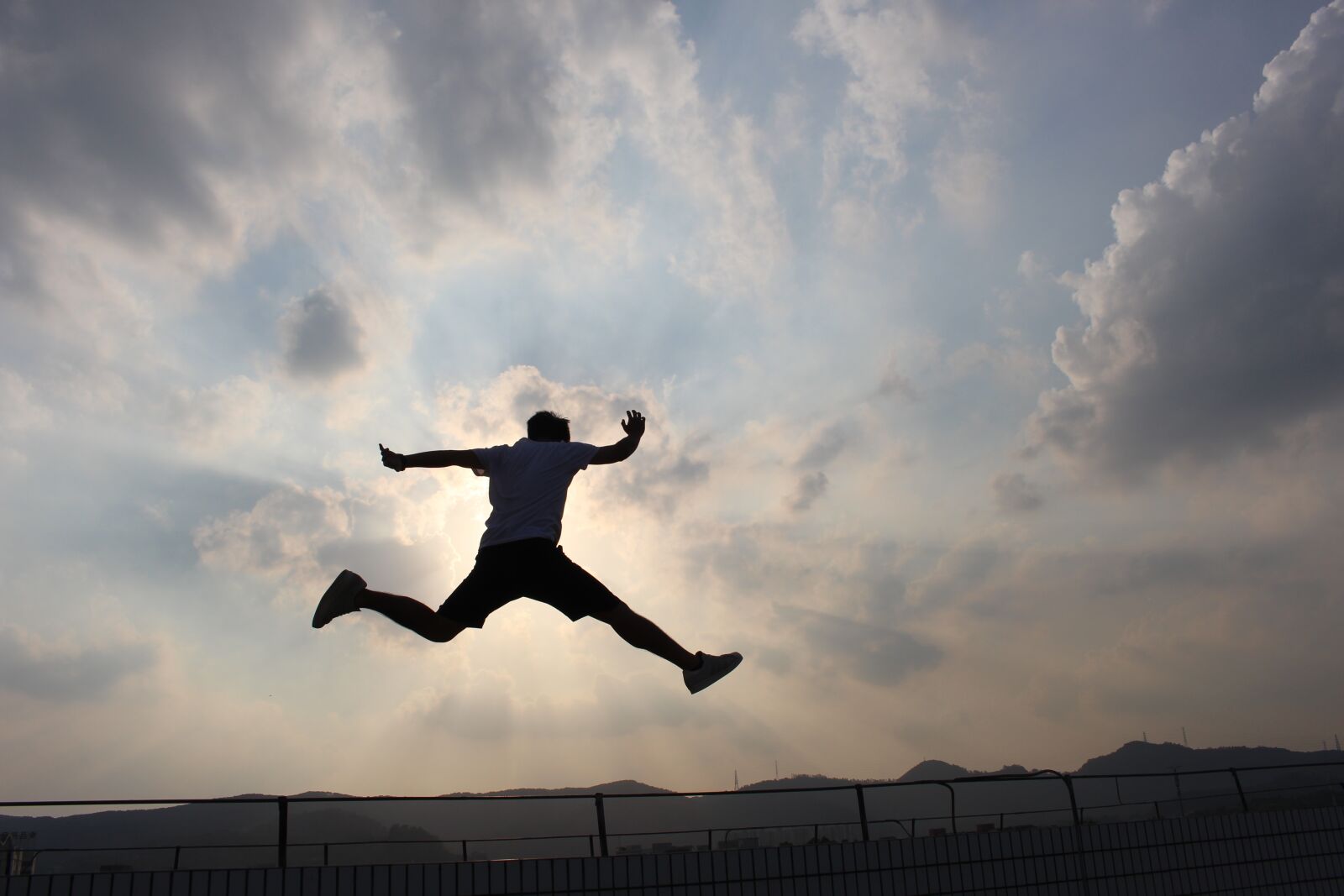 Canon EOS 700D (EOS Rebel T5i / EOS Kiss X7i) sample photo. Jump, sunset, black photography