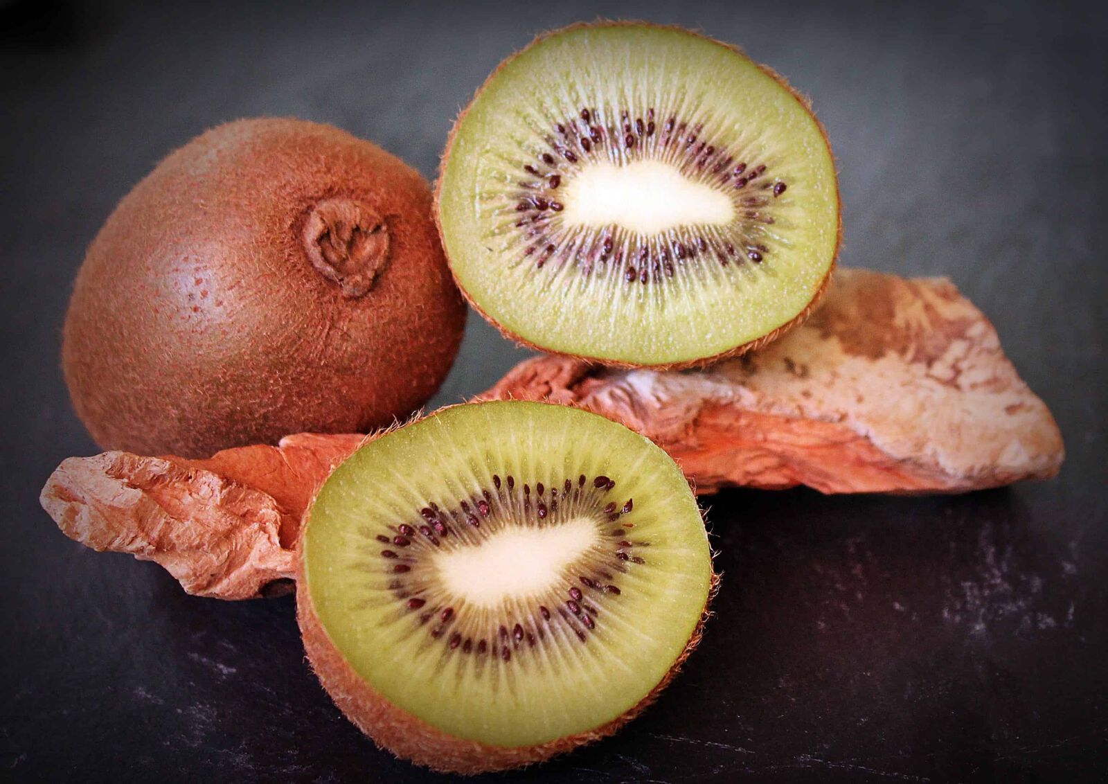 Canon EOS 550D (EOS Rebel T2i / EOS Kiss X4) sample photo. Sweet, fruit, food, kiwi photography