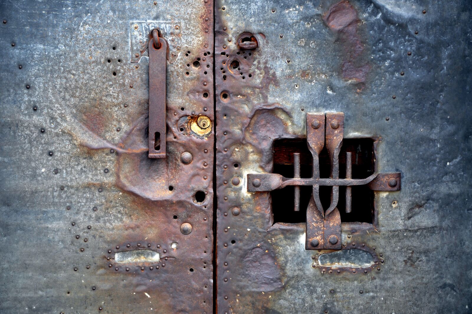Nikon D90 sample photo. Door, lock, old photography