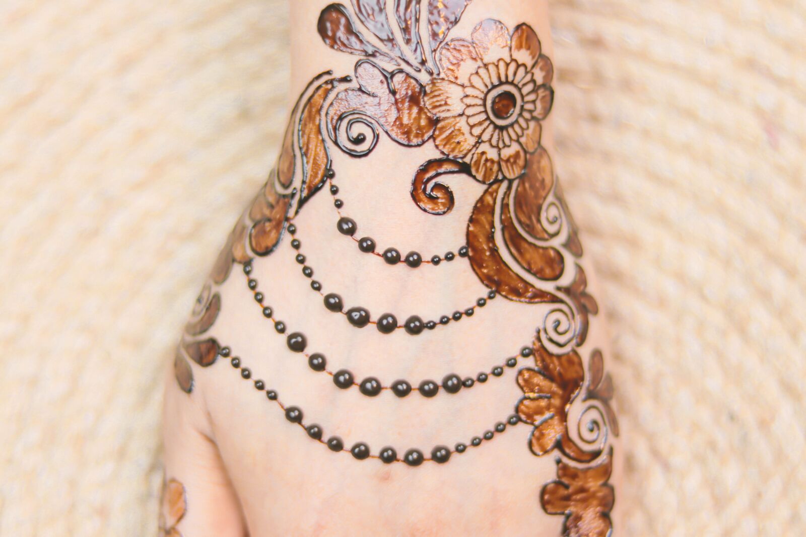 Canon EOS 80D sample photo. Jewellery, henna art, girl photography