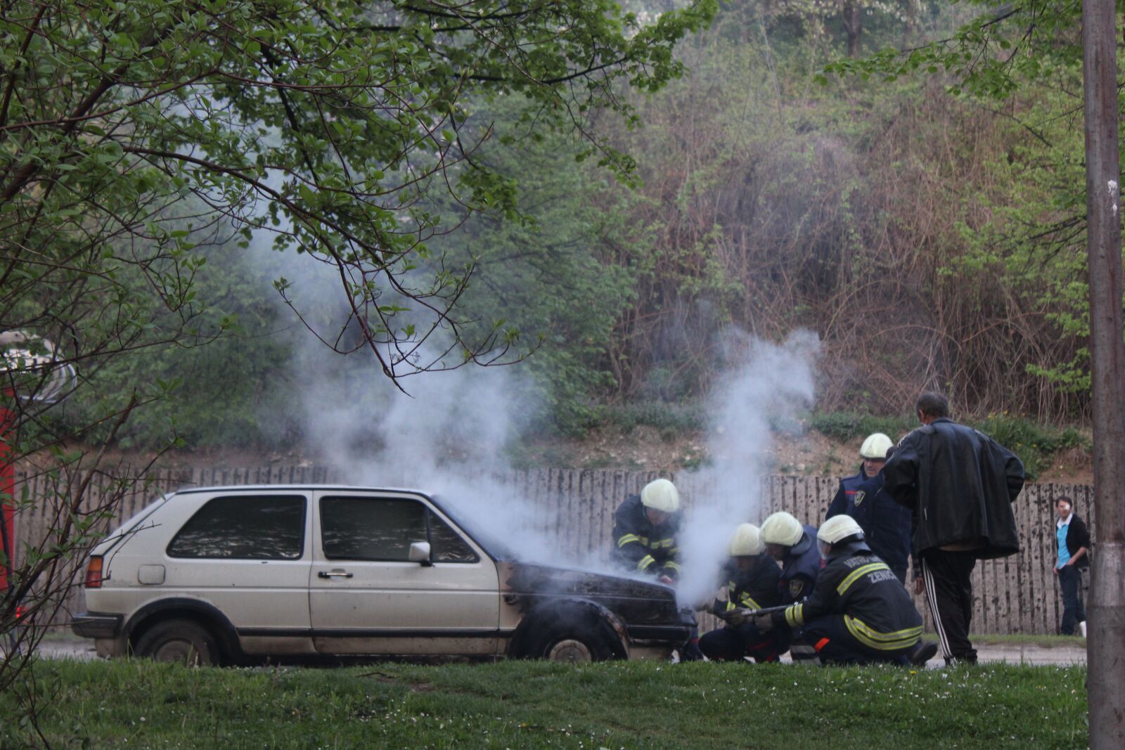 Canon EOS 600D (Rebel EOS T3i / EOS Kiss X5) sample photo. Car, fire, firefighters photography