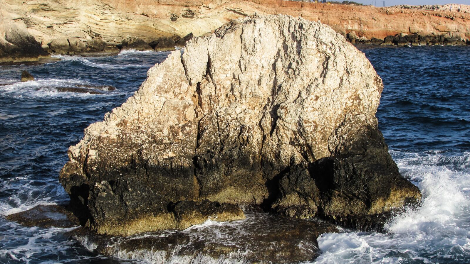 Canon PowerShot SX400 IS sample photo. Rock, wave, smashing photography