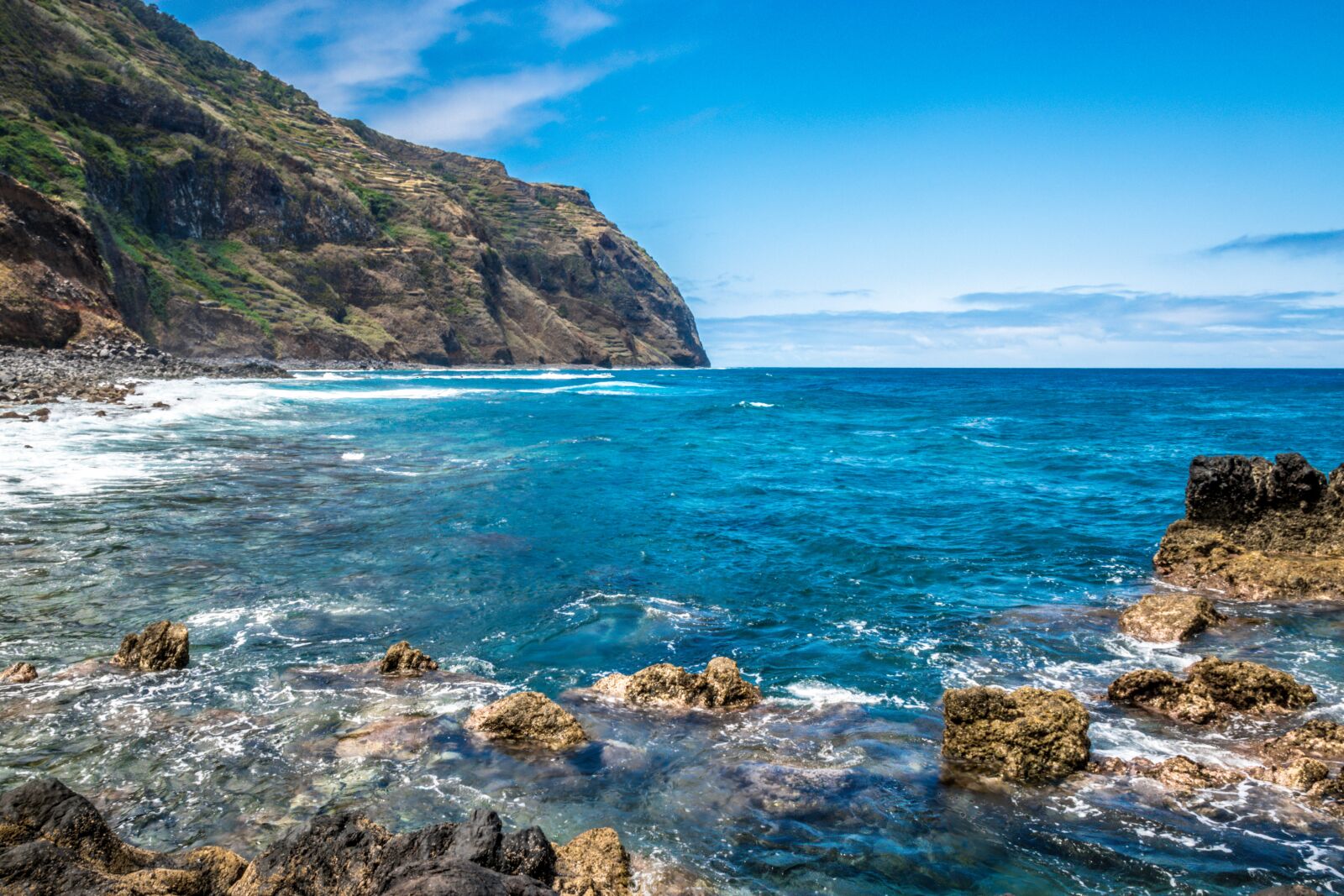 Canon EOS 200D (EOS Rebel SL2 / EOS Kiss X9) sample photo. Porto moniz, island wood photography