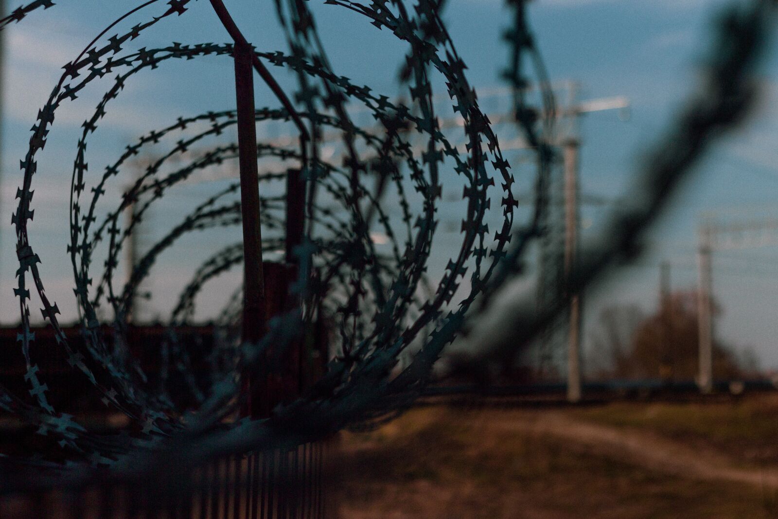 Canon EOS 600D (Rebel EOS T3i / EOS Kiss X5) sample photo. Barbed wire, fence, fencing photography