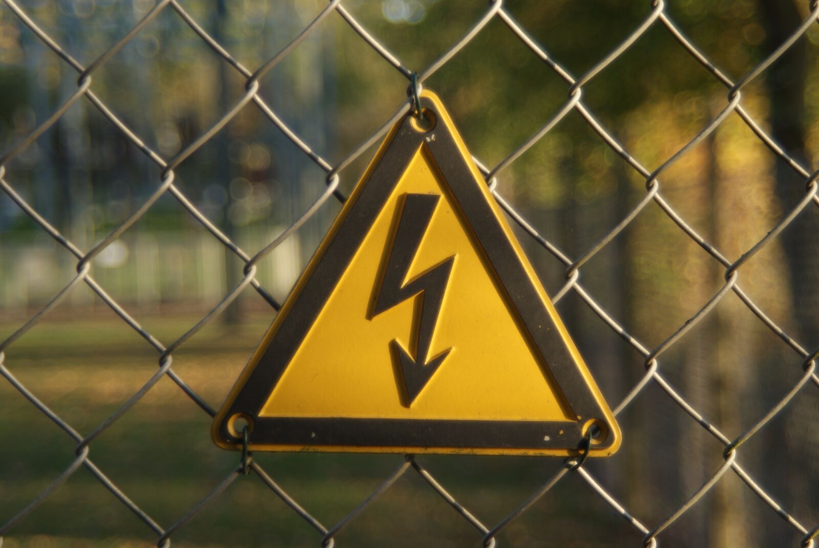 Sony Alpha DSLR-A200 sample photo. Warnschild, high voltage, danger photography