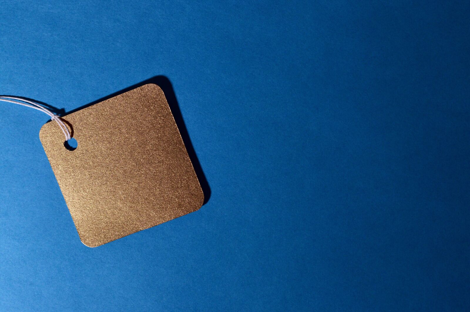Nikon D3200 sample photo. White space, gold, blue photography