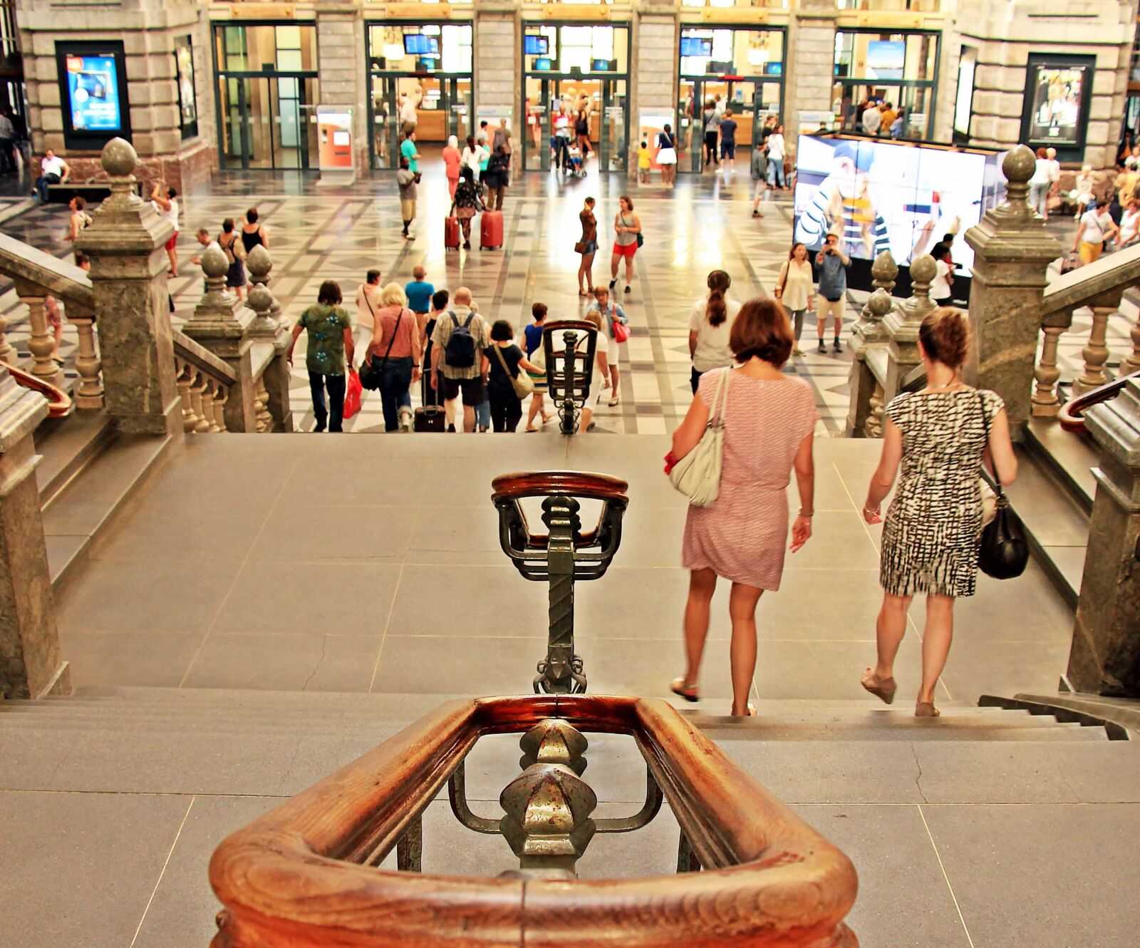Canon EOS 550D (EOS Rebel T2i / EOS Kiss X4) sample photo. City, shopping center, women photography